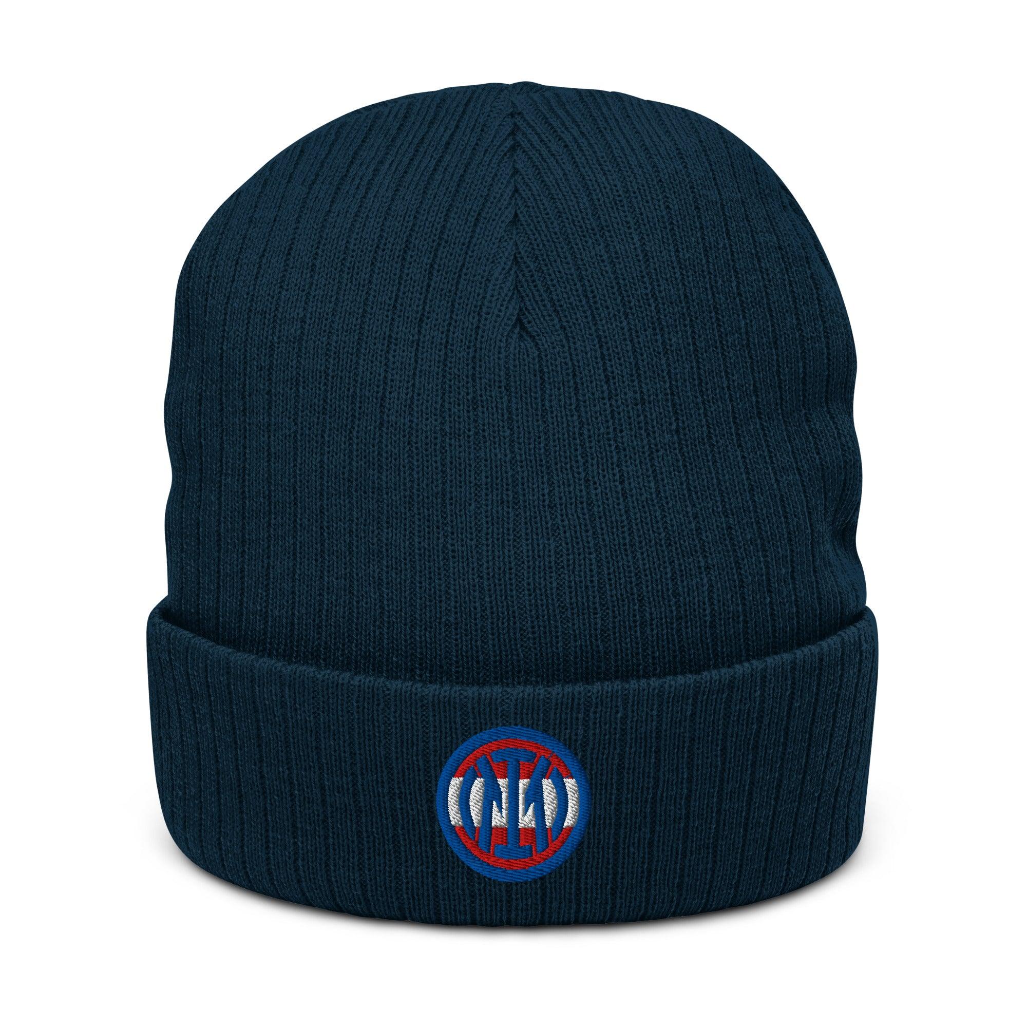 Dunkelblaue Strickmütze ICA Beanie von CREWILD mit rundem Logo-Patch auf dem Umschlag.
