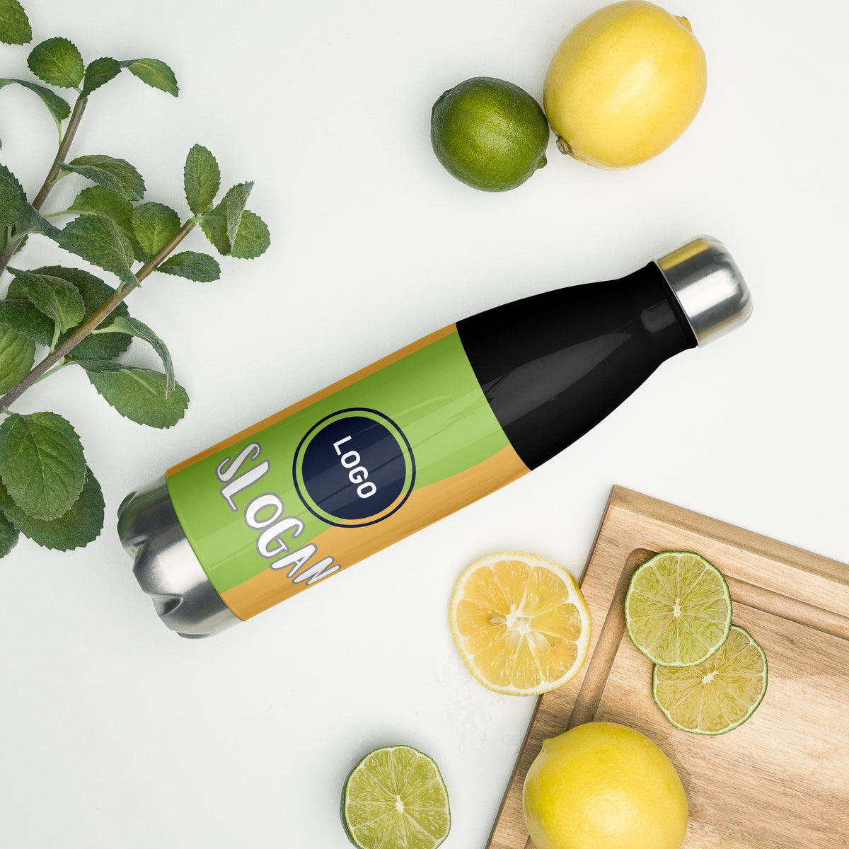 Individuell bedruckbare CREWILD Edelstahl-Trinkflasche mit Zitronen und Limetten auf weißem Hintergrund.