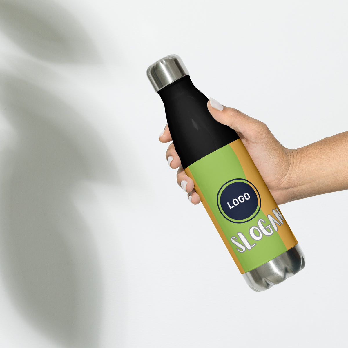 Hand hält eine individuell bedruckbare Edelstahl-Trinkflasche von CREWILD in Schwarz und Grün.