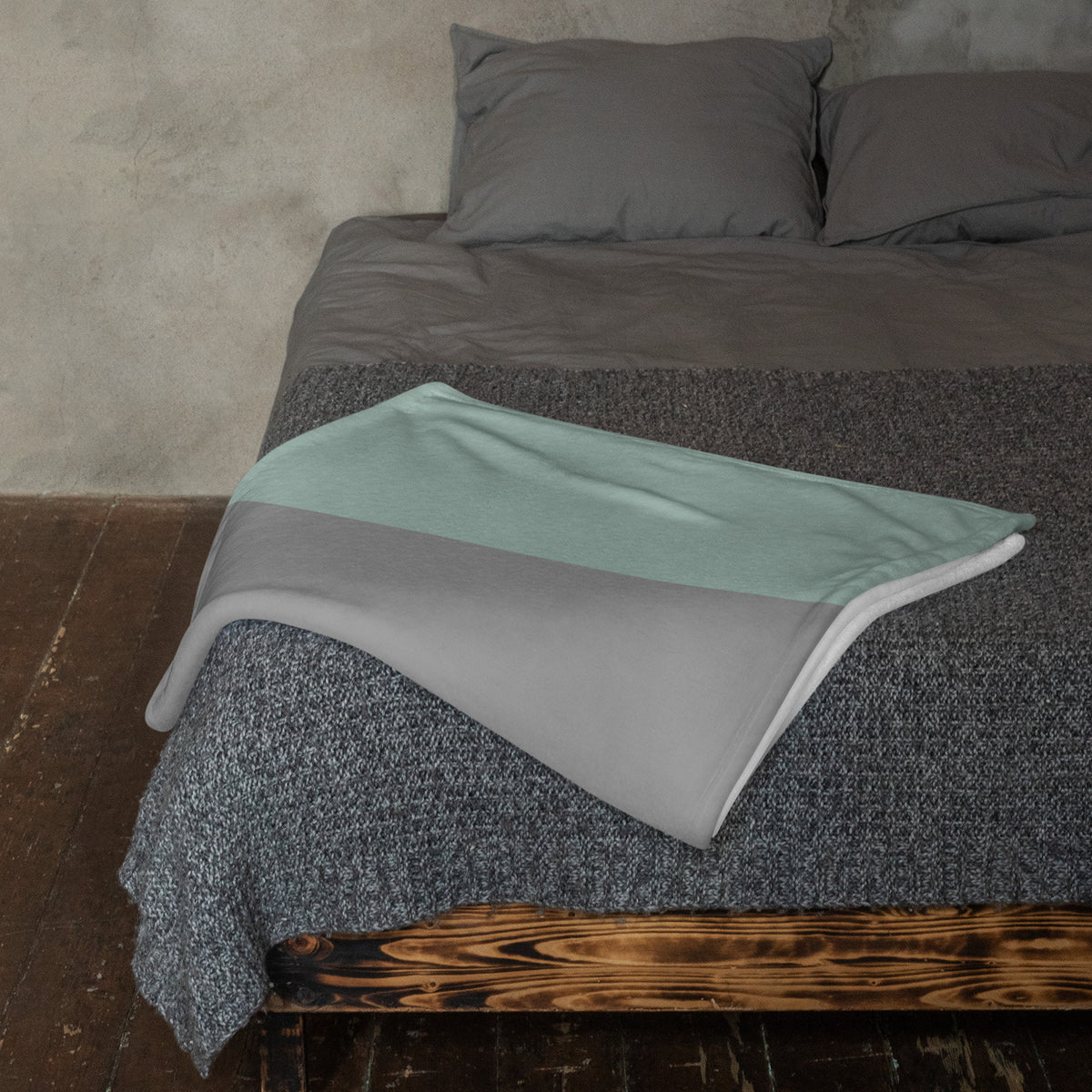 Individuell gestaltbare Tagesdecke von CREWILD in Mintgrün und Grau auf einem Bett