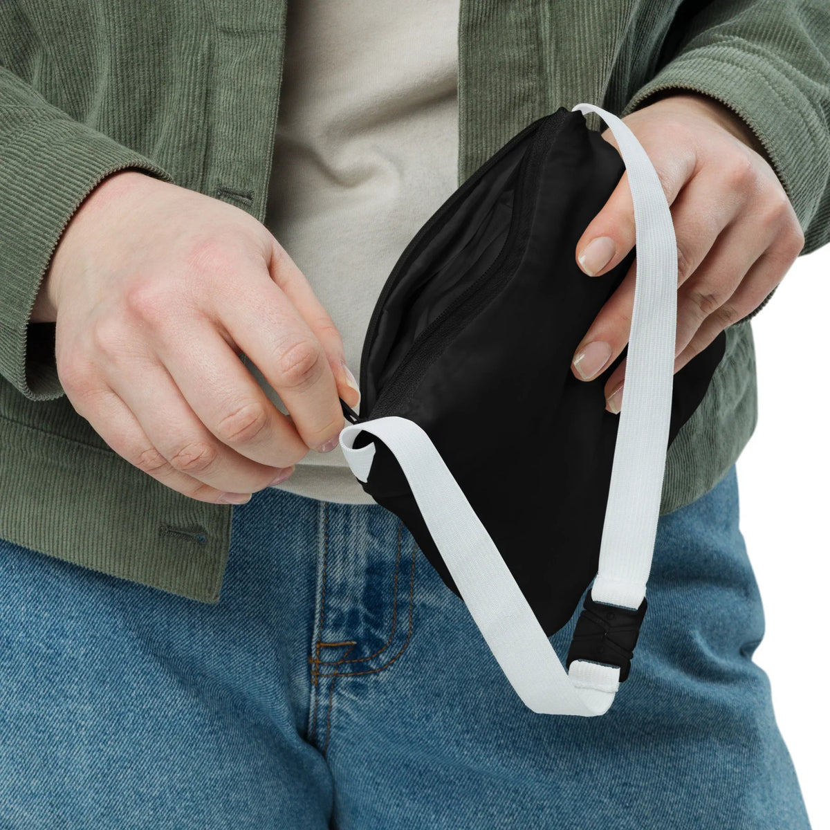 Nahaufnahme einer Person mit einer schwarzen CREWILD Windjacke und integrierter Packtasche