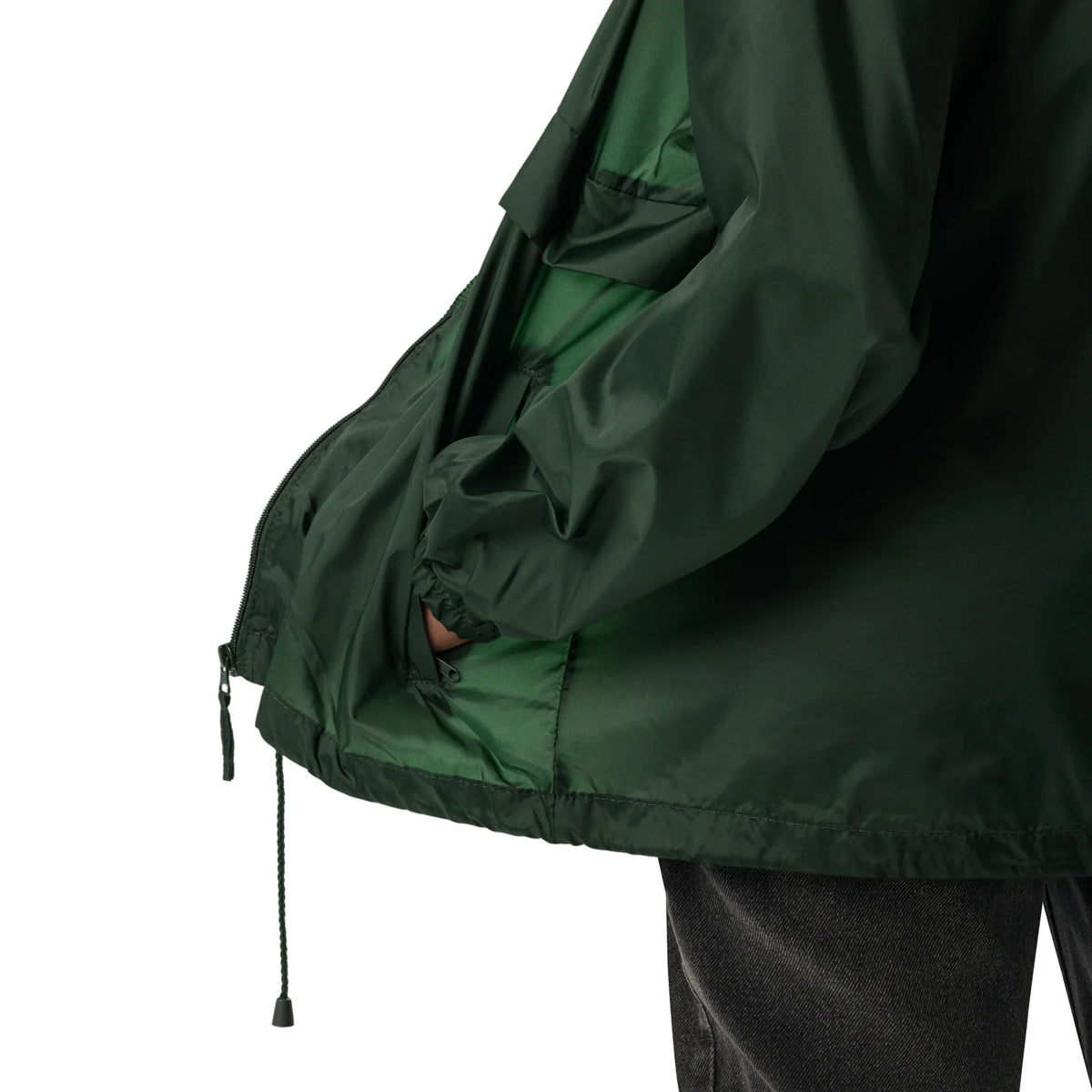 Detailansicht einer dunkelgrünen CREWILD Windjacke mit Seitentasche und Kordelzug.