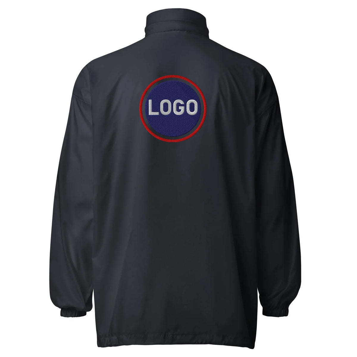 Rückseite einer dunkelblauen CREWILD Windjacke mit rundem Sticklogo-Platzhalter