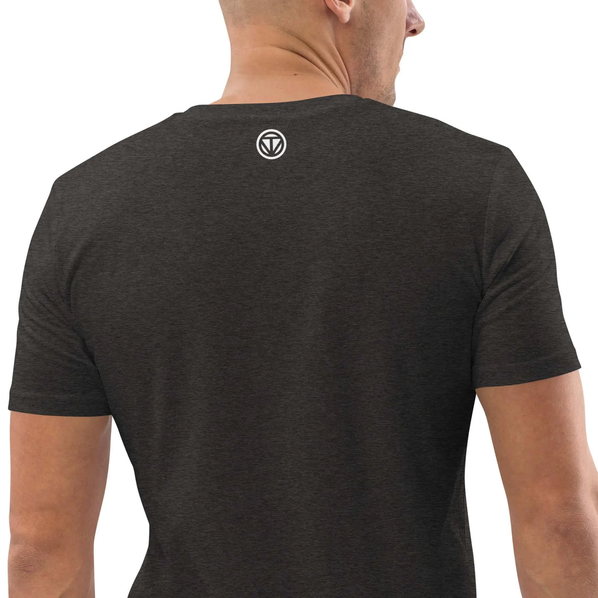 Rückansicht eines dunkelgrauen T-Shirts mit kleinem weißen Logo im Nackenbereich.