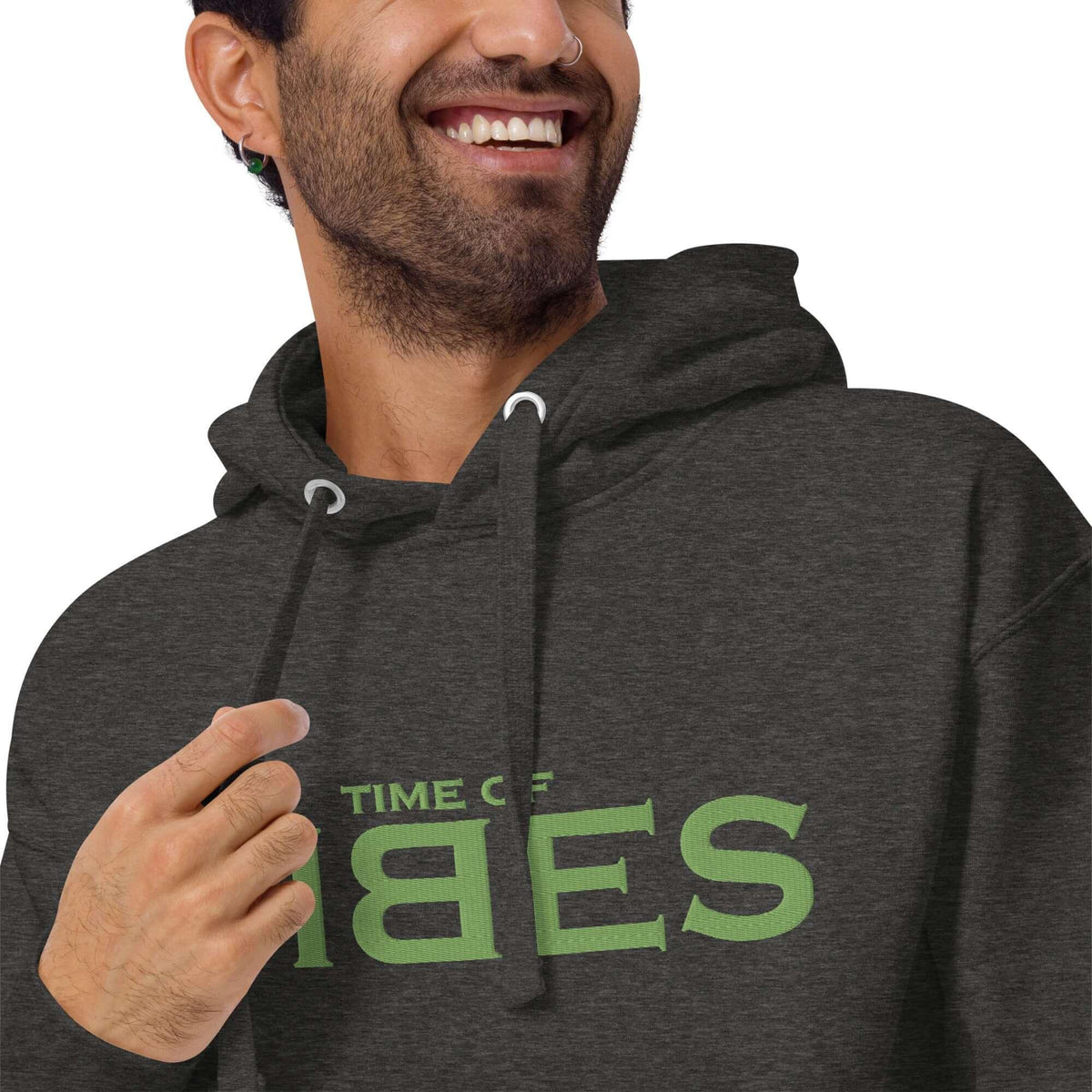 Unisex Premium Hoodie in anthrazit mit grünem Print, Nahaufnahme, moderne Streetwear