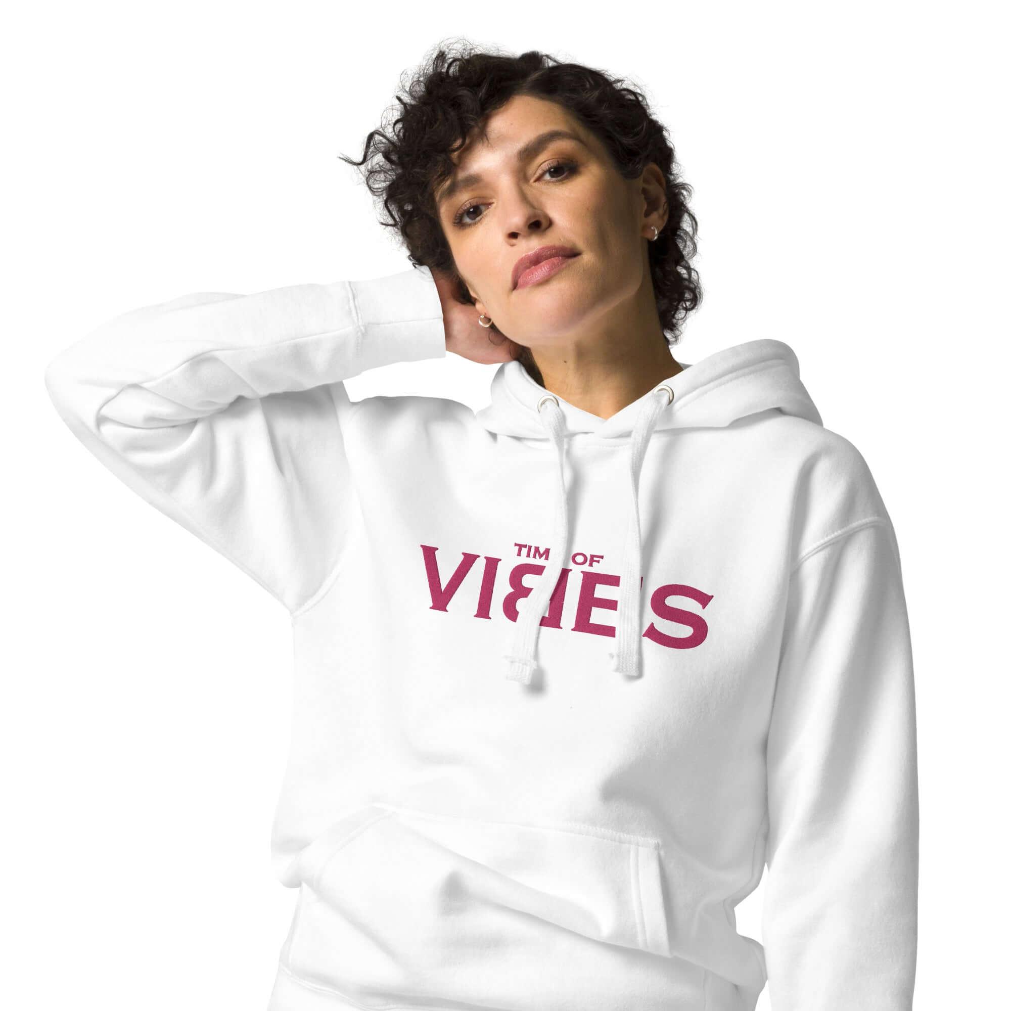 Frau trägt weißen Unisex Hoodie mit rotem &