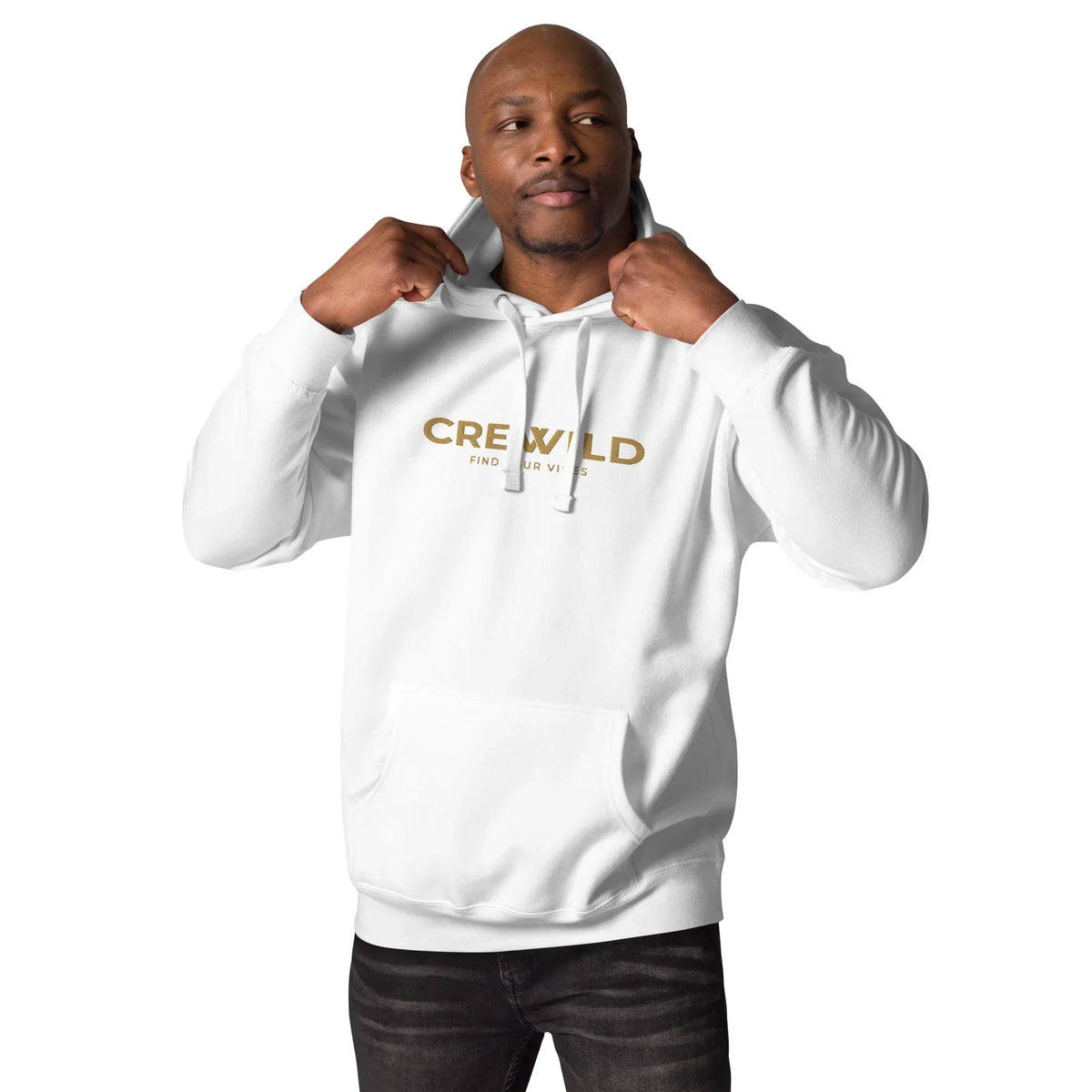 Mann in einem weißen Hoodie mit goldfarbenem &