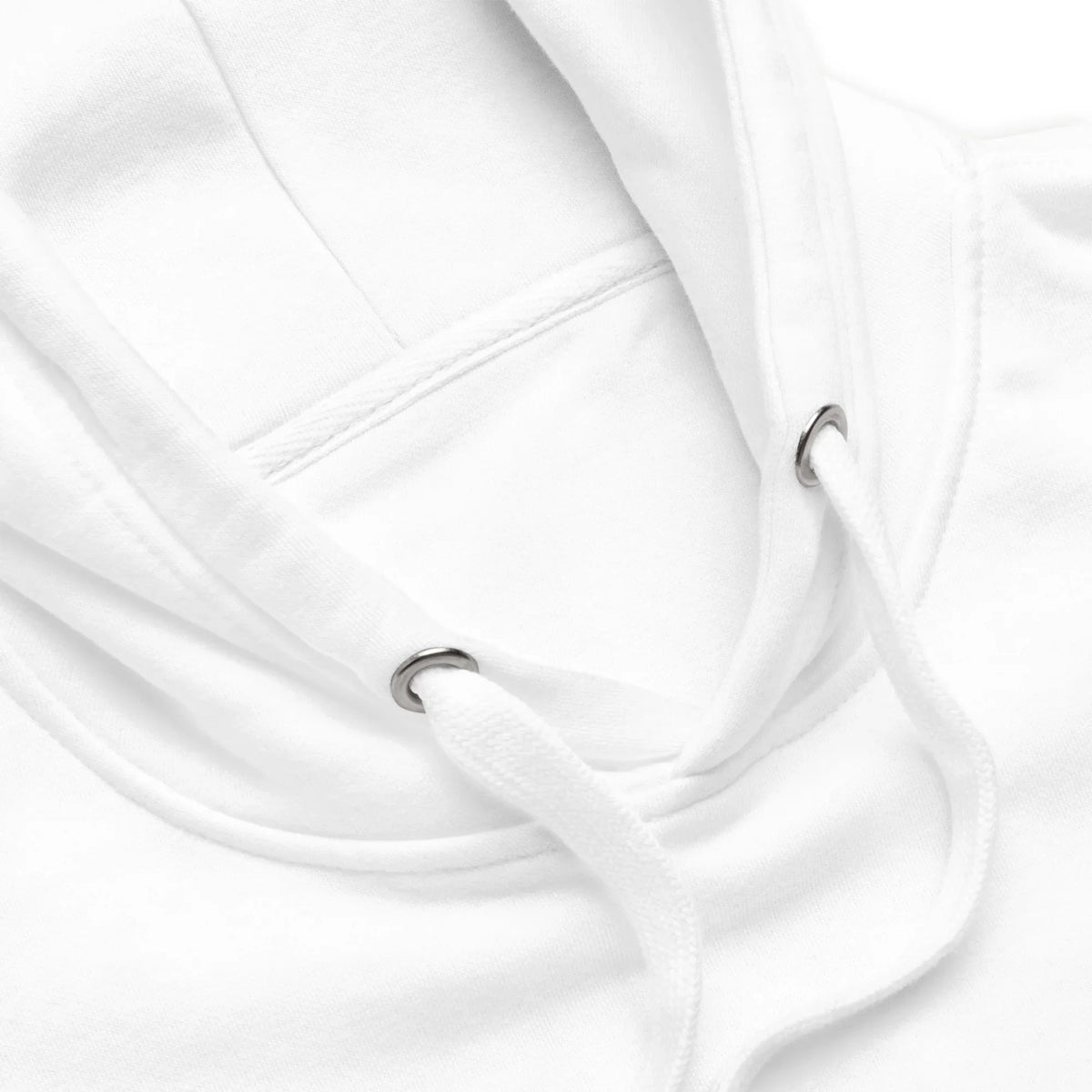 Nahaufnahme der Kapuze eines weißen Hoodies mit Kordelzug und Metallösen