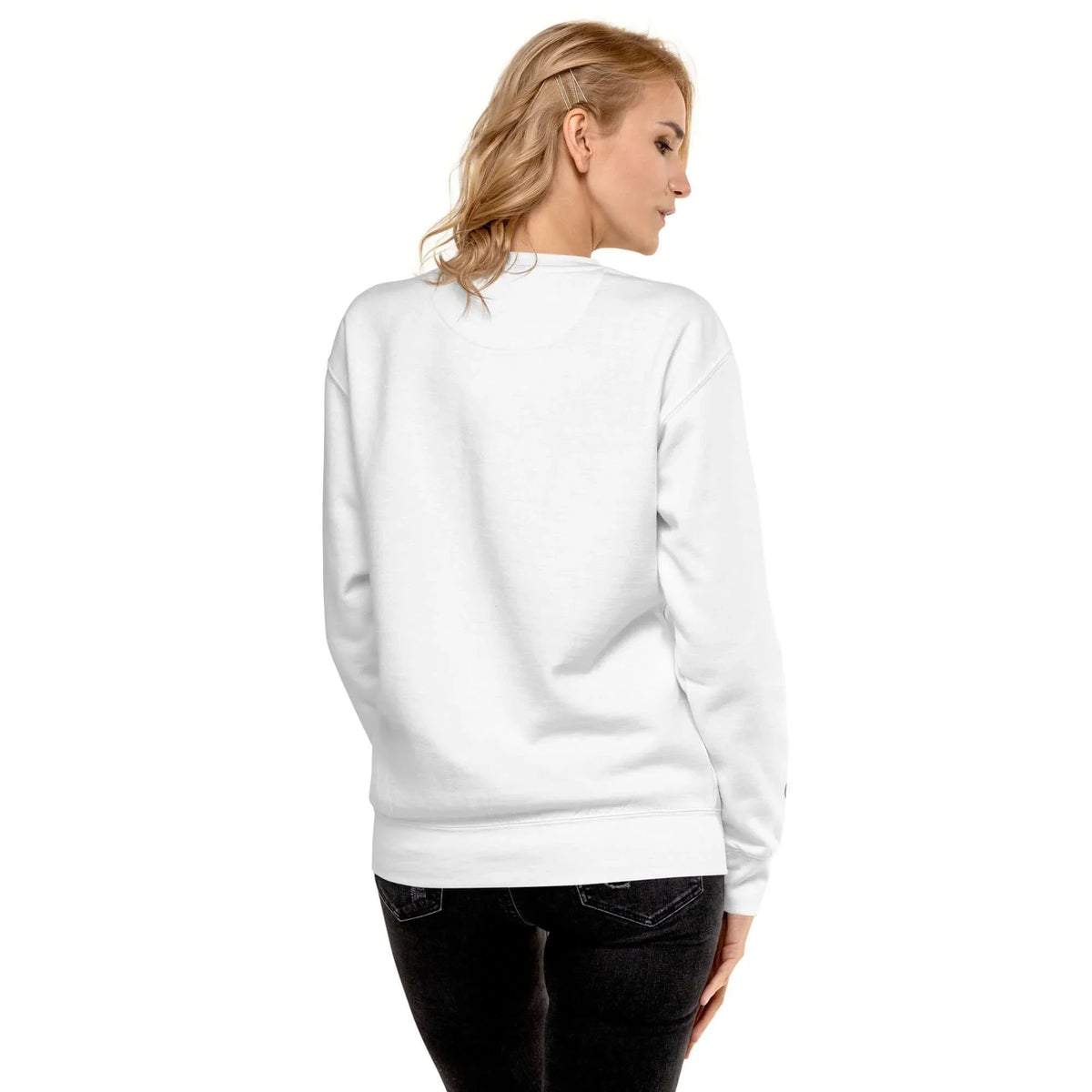Rückansicht einer Frau in einem schlichten, weißen Sweatshirt und schwarzer Hose.