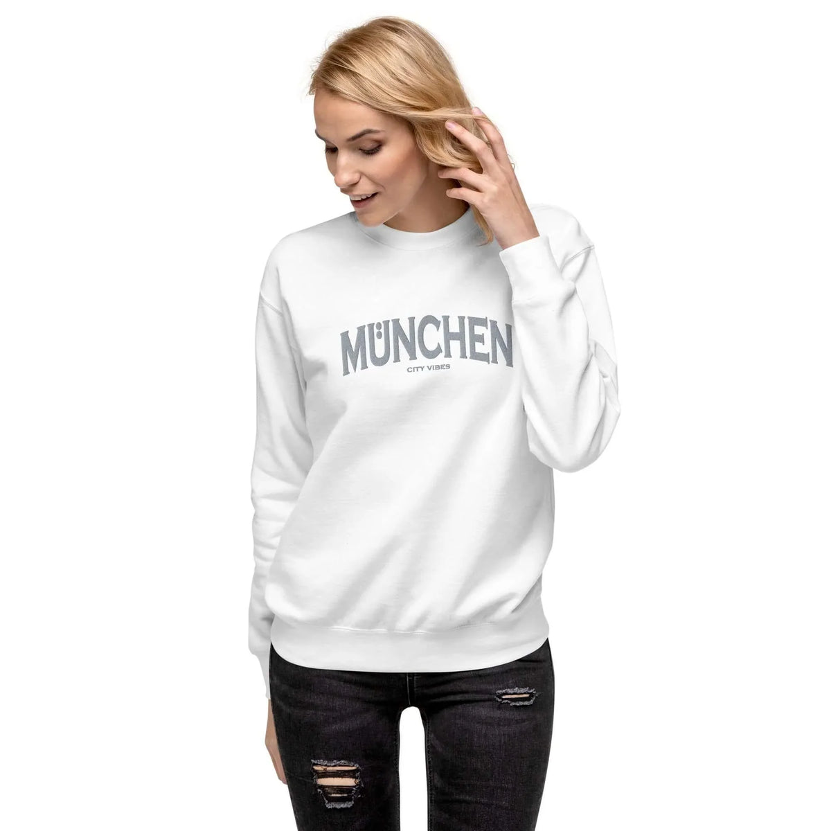 Frau trägt weißes Sweatshirt mit grauem &