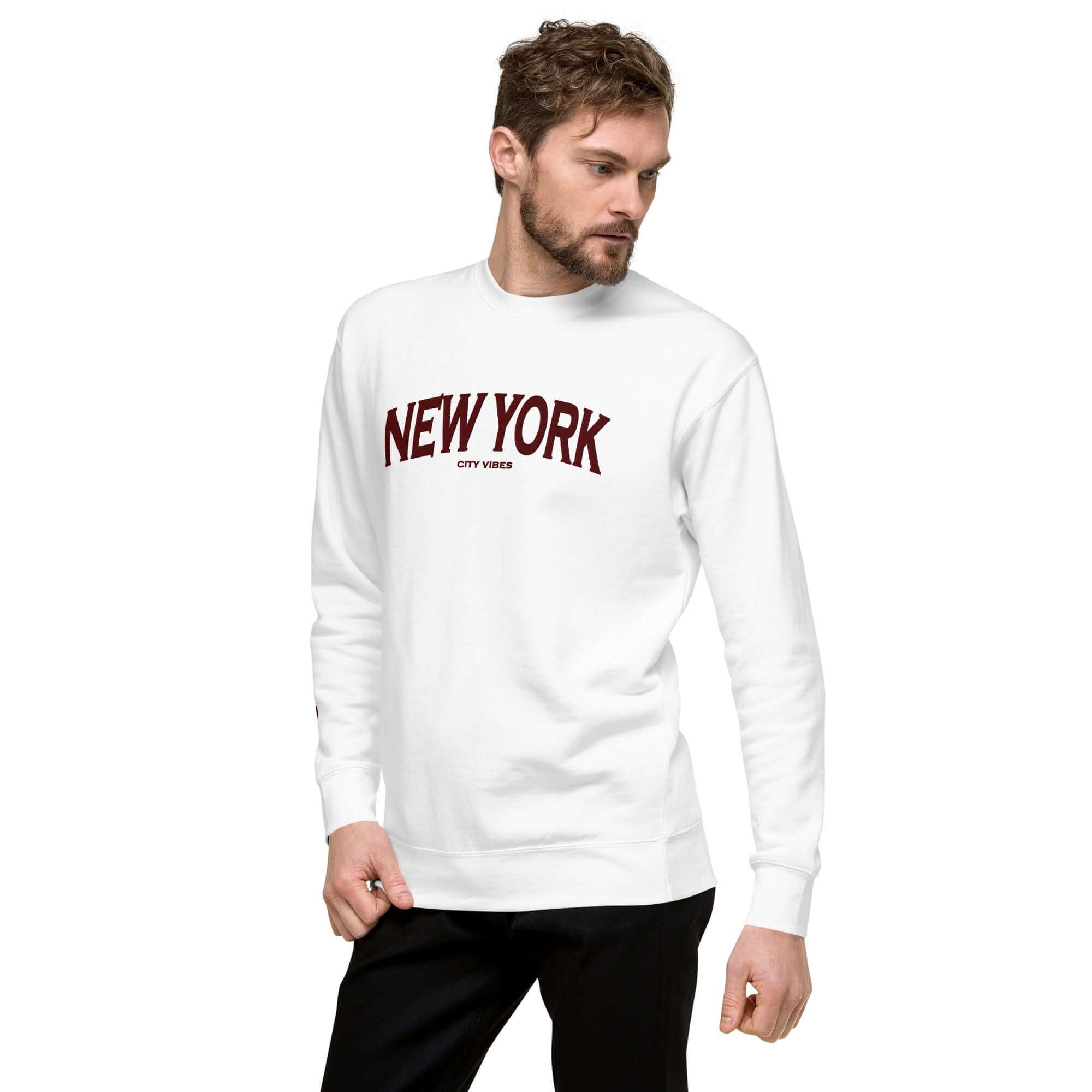 Mann in weißem Sweatshirt mit rotem New York City Vibes Aufdruck