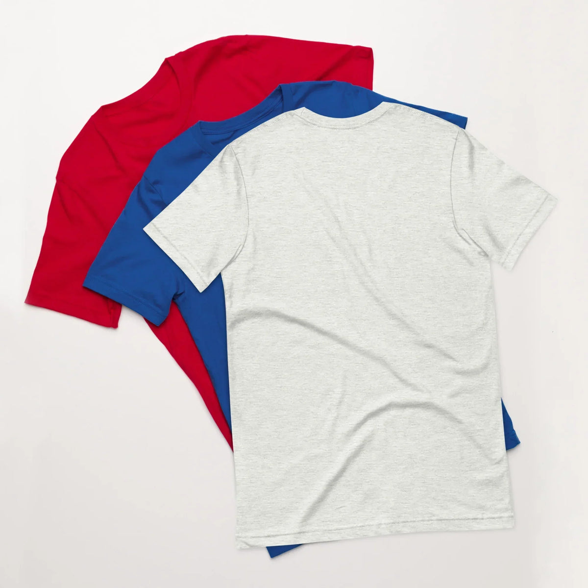 Drei Unisex T-Shirts von CREWILD in den Farben Rot, Blau und Hellgrau.