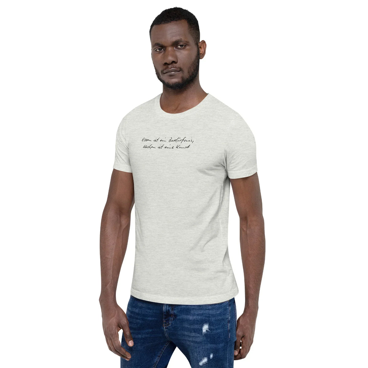 Mann in einem hellgrauen CREWILD T-Shirt mit dem Aufdruck &