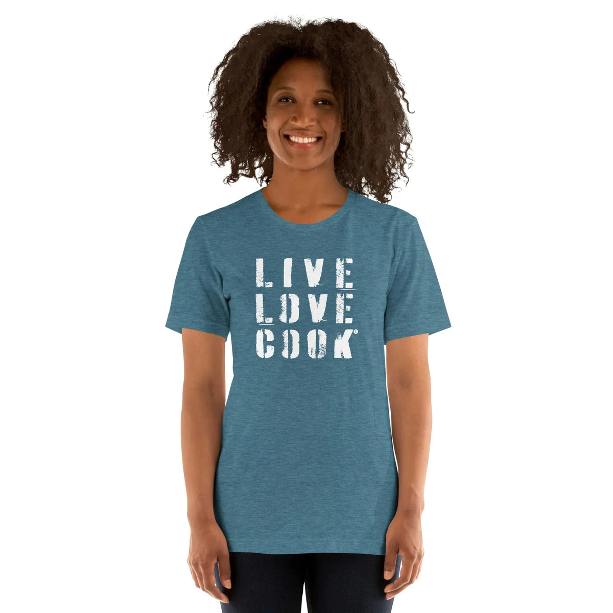 Frau trägt ein blaues CREWILD T-Shirt mit dem weißen Aufdruck LIVE LOVE COOK.