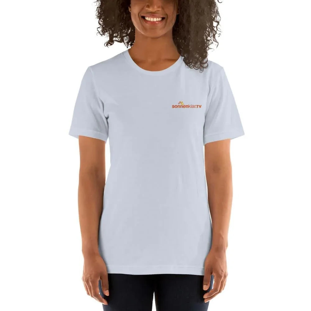 Frau in einem hellblauen T-Shirt mit dem Sonnenklar.tv Logo auf der Brust