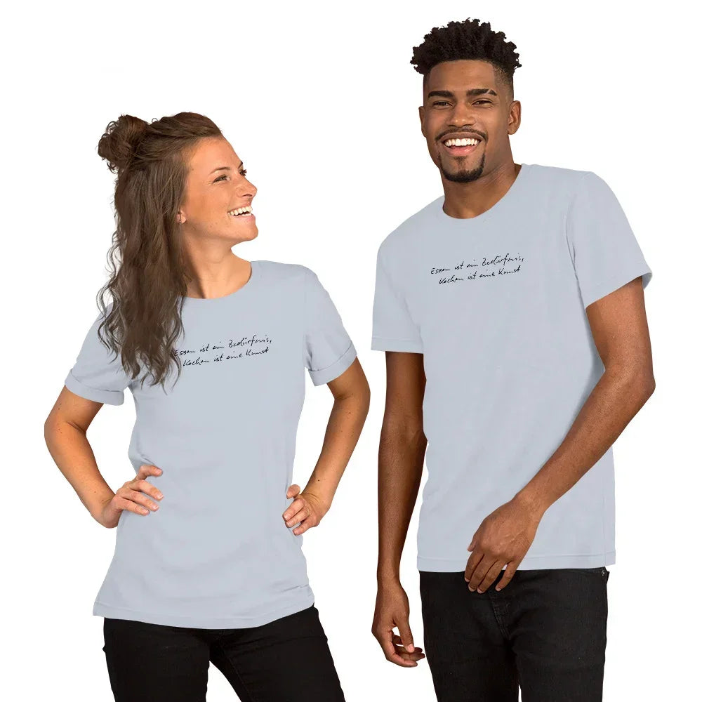 Mann und Frau tragen hellblaue CREWILD T-Shirts mit dem Aufdruck Kochen ist eine Kunst