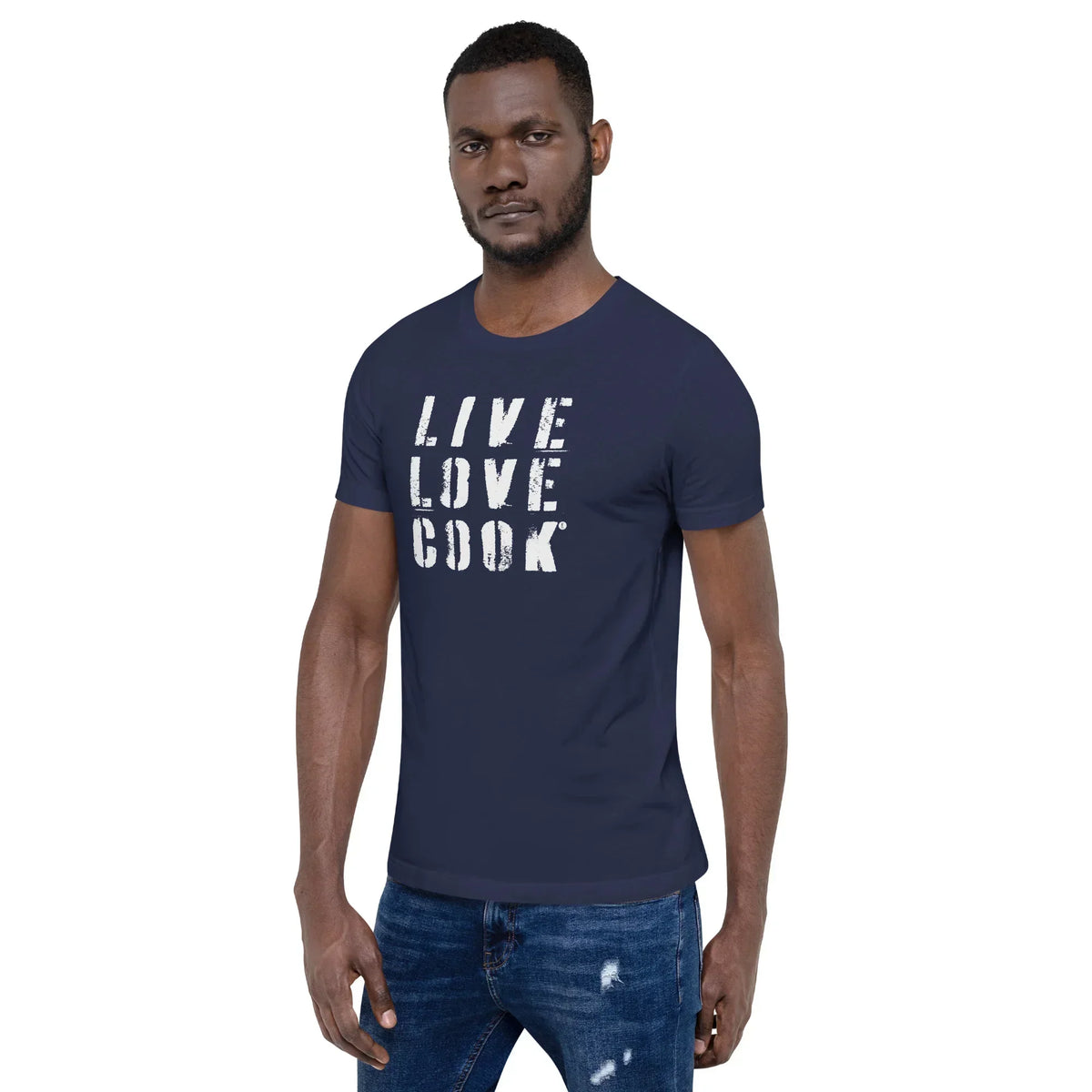 Mann trägt dunkelblaues CREWILD T-Shirt mit weißem LIVE LOVE COOK Aufdruck