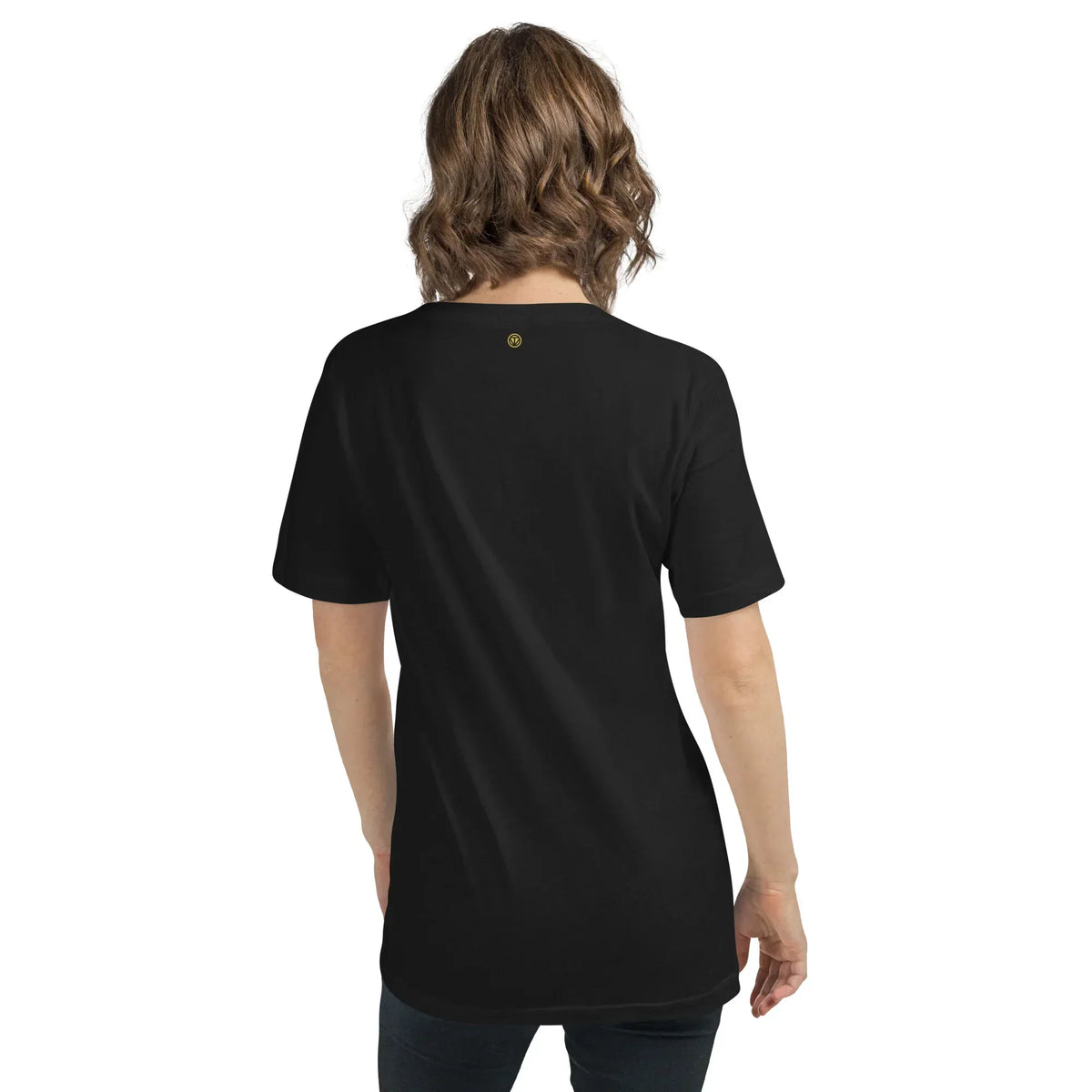 Rückansicht eines schwarzen CREWILD T-Shirts an einer Frau