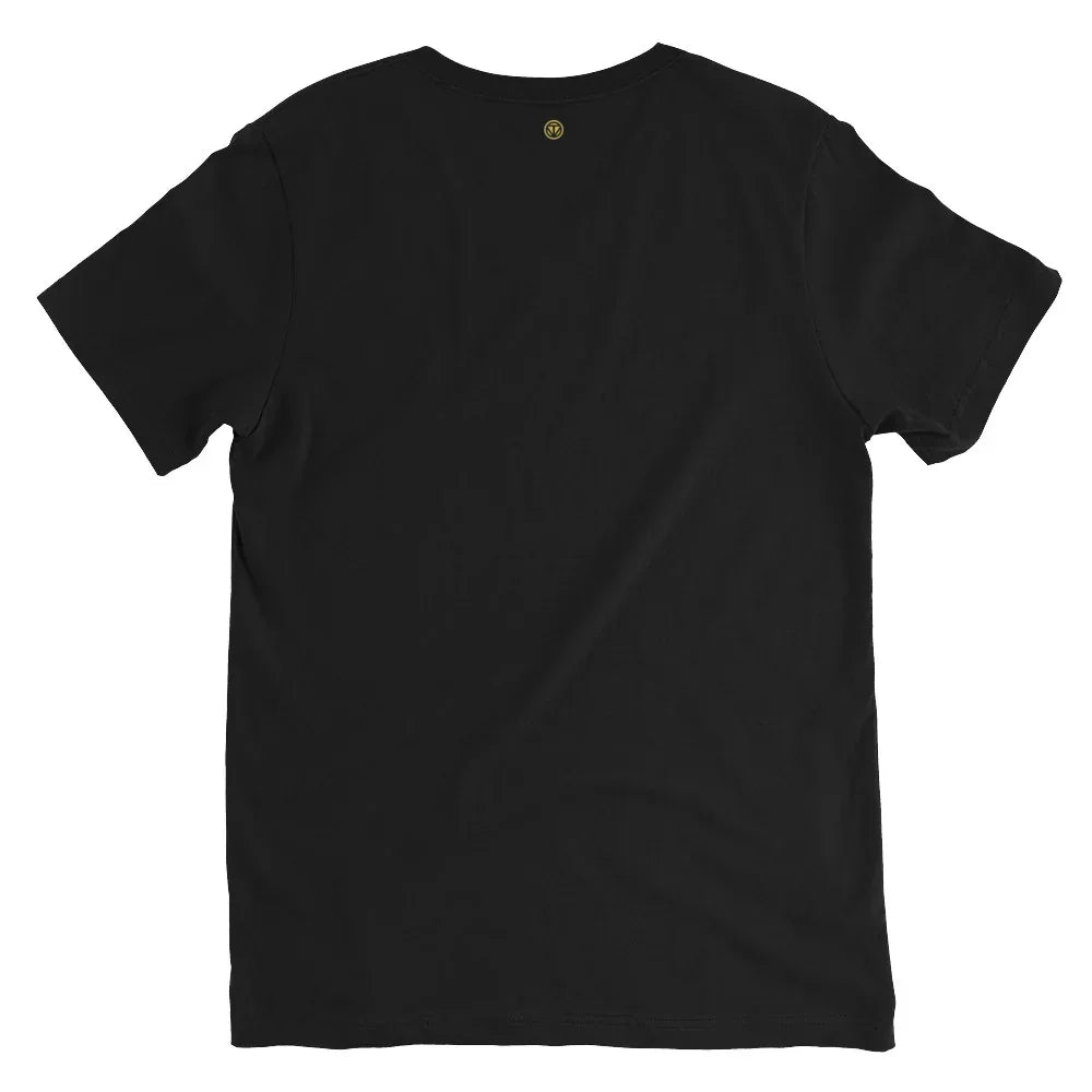 Rückseite eines schwarzen CREWILD T-Shirts mit kleinem goldenen Logo im Nackenbereich