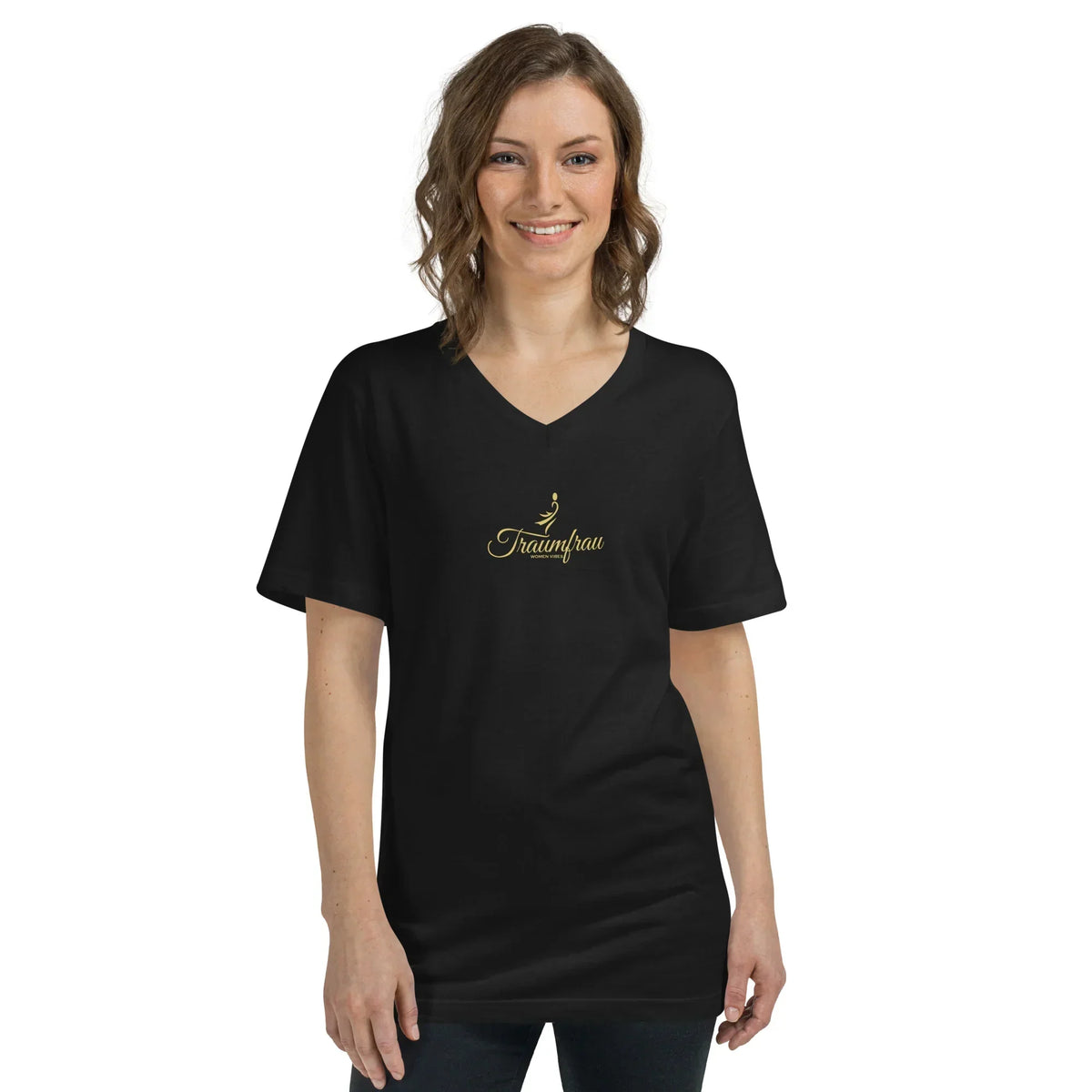 Frau trägt ein schwarzes CREWILD T-Shirt mit V-Ausschnitt und goldenem Traumfrau-Aufdruck.