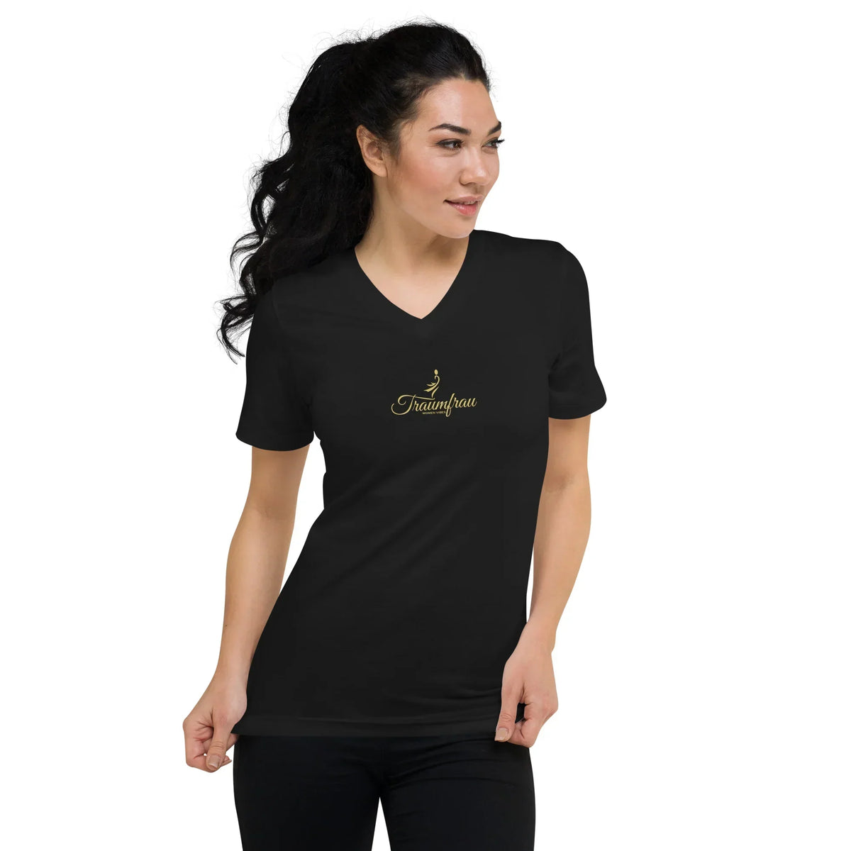 Frau trägt ein schwarzes CREWILD V-Ausschnitt T-Shirt mit goldener Traumfrau Aufschrift