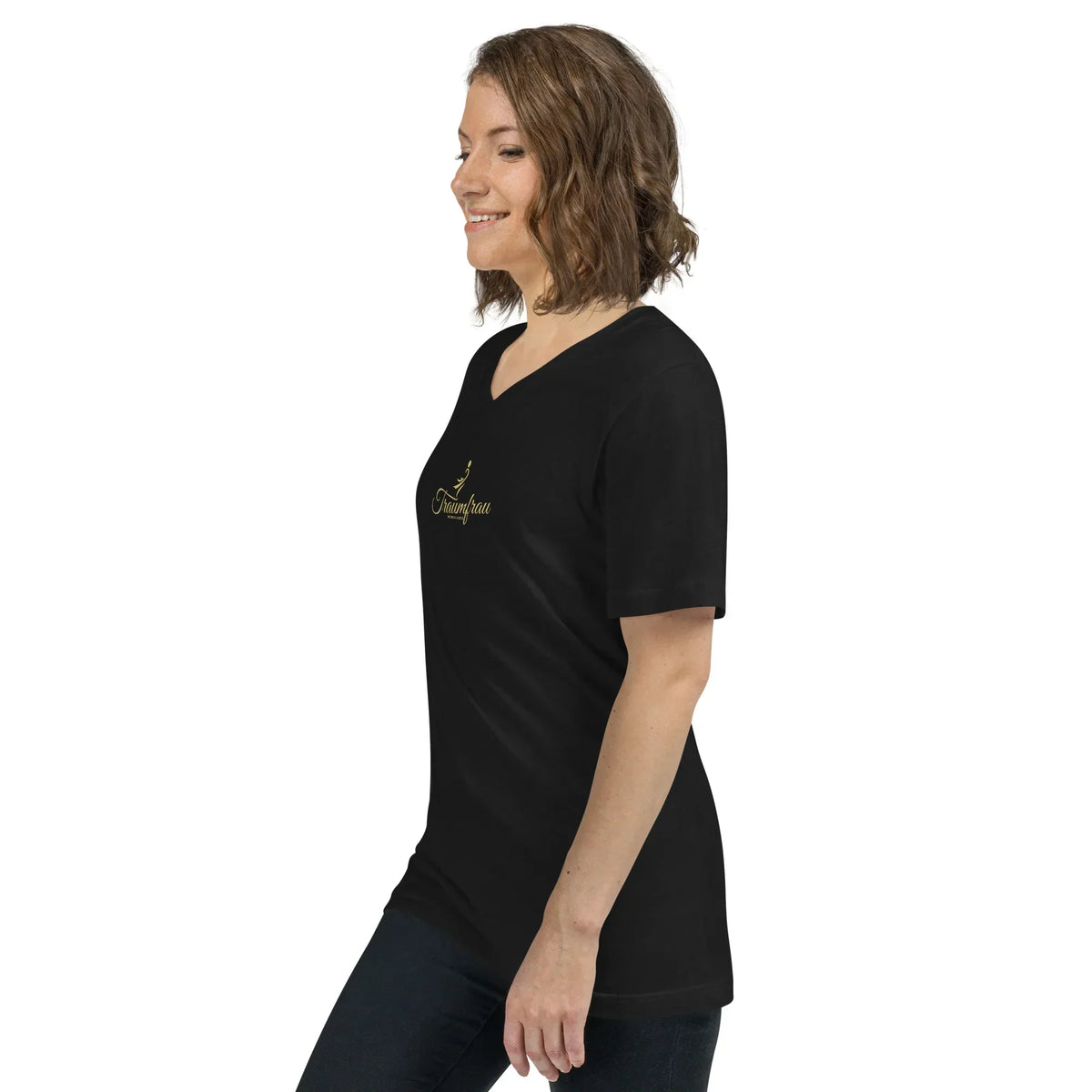 Frau trägt ein schwarzes CREWILD V-Ausschnitt T-Shirt mit goldenem Traumfrau-Aufdruck.