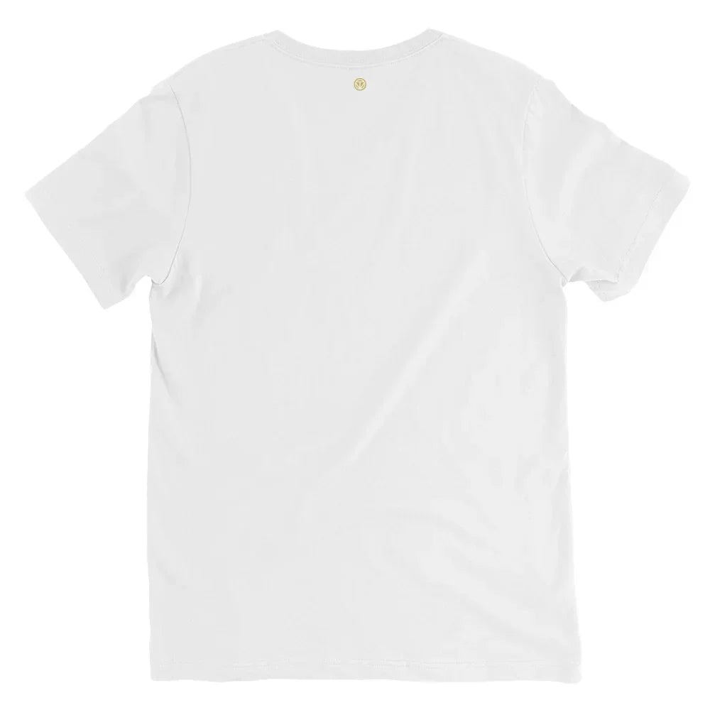 Rückseite eines weißen CREWILD T-Shirts mit V-Ausschnitt