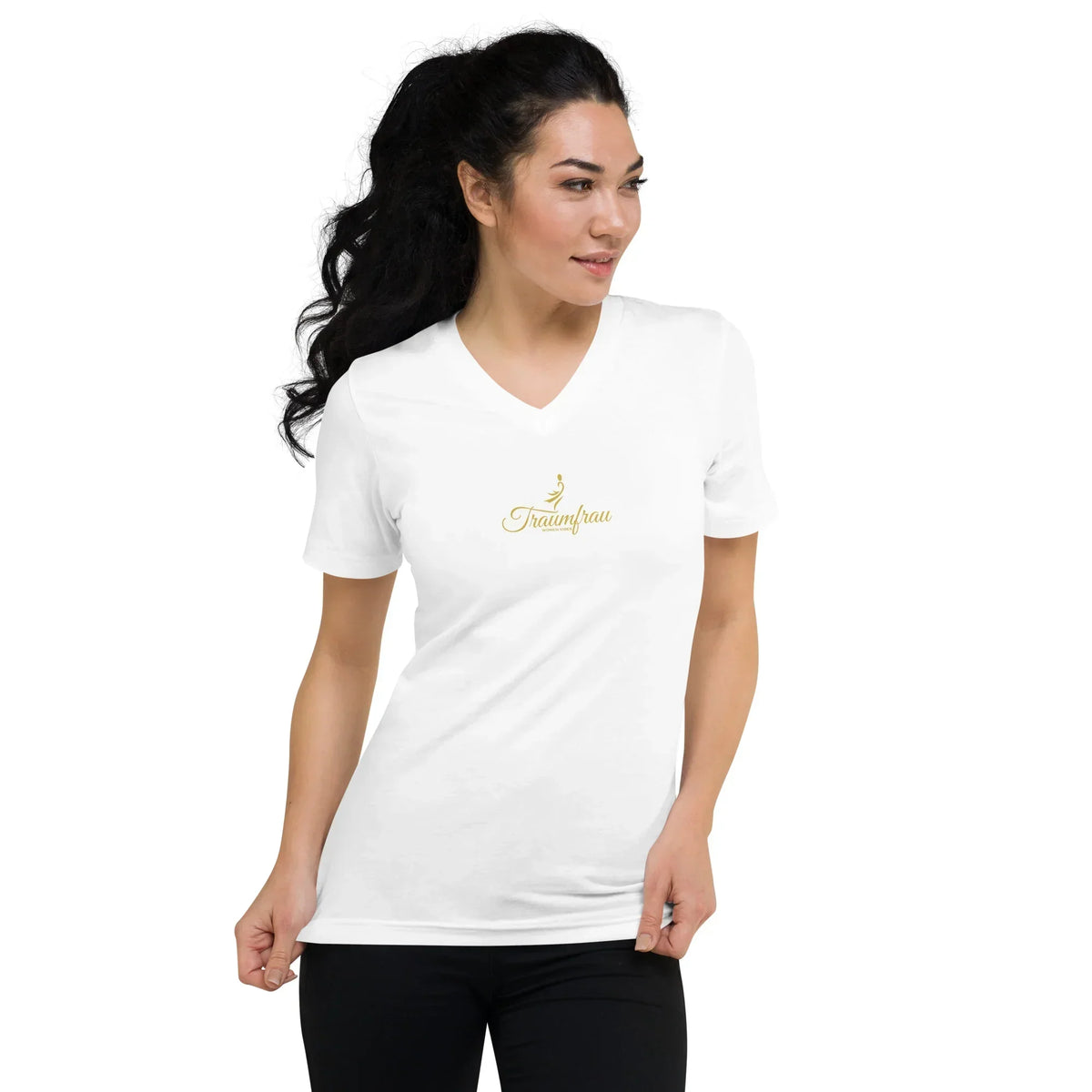 Frau in weißem CREWILD V-Ausschnitt T-Shirt mit goldenem Traumfrau-Aufdruck