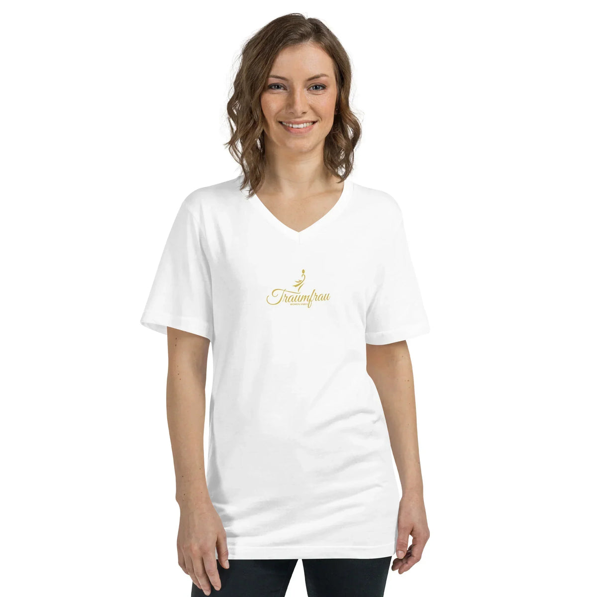 Frau trägt weißes CREWILD T-Shirt mit V-Ausschnitt und goldenem Traumfrau-Aufdruck.