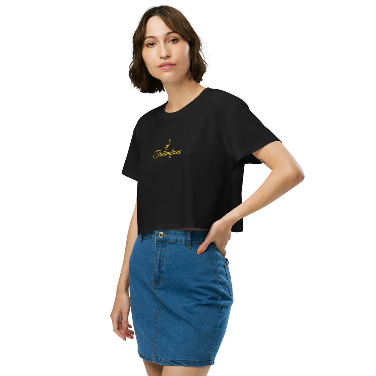 Frau trägt ein schwarzes CREWILD Crop-Top T-Shirt mit goldener &