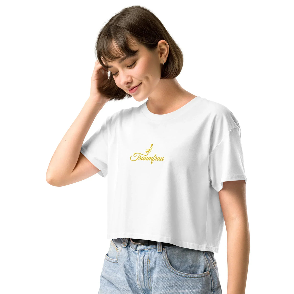 Frau trägt weißes CREWILD Crop-Top T-Shirt mit goldenem &