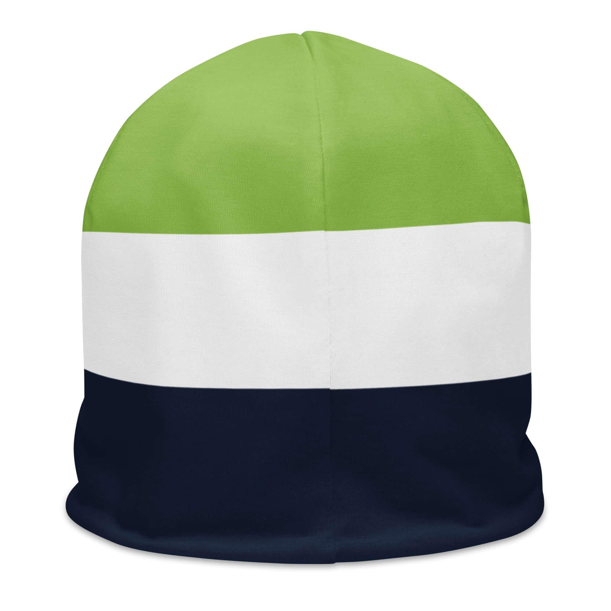 Beanie Mütze mit grünen, weißen und dunkelblauen Streifen auf weißem Hintergrund