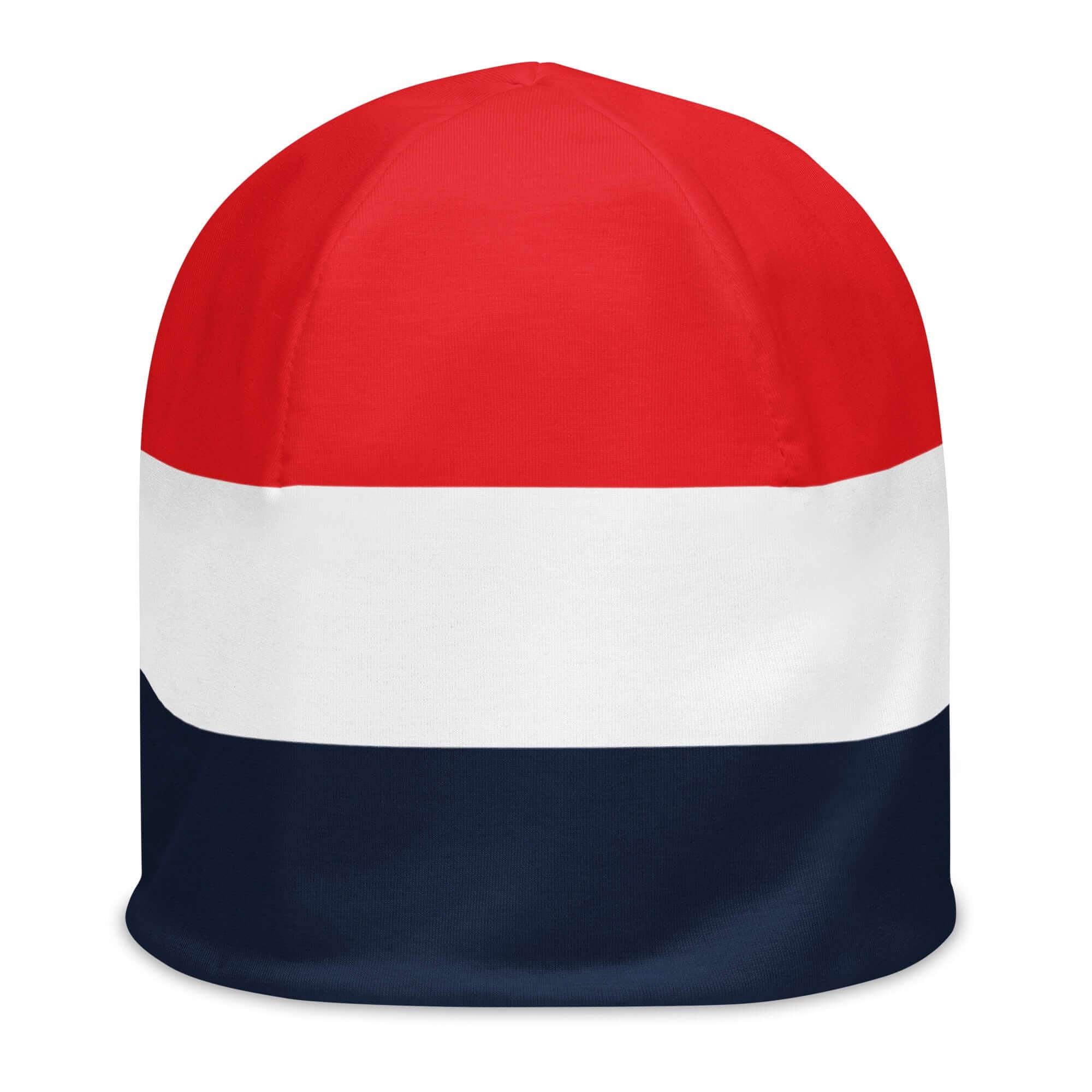 Beanie Mütze rot-weiß-blau, gestreift, auf weißem Hintergrund, Winteraccessoire