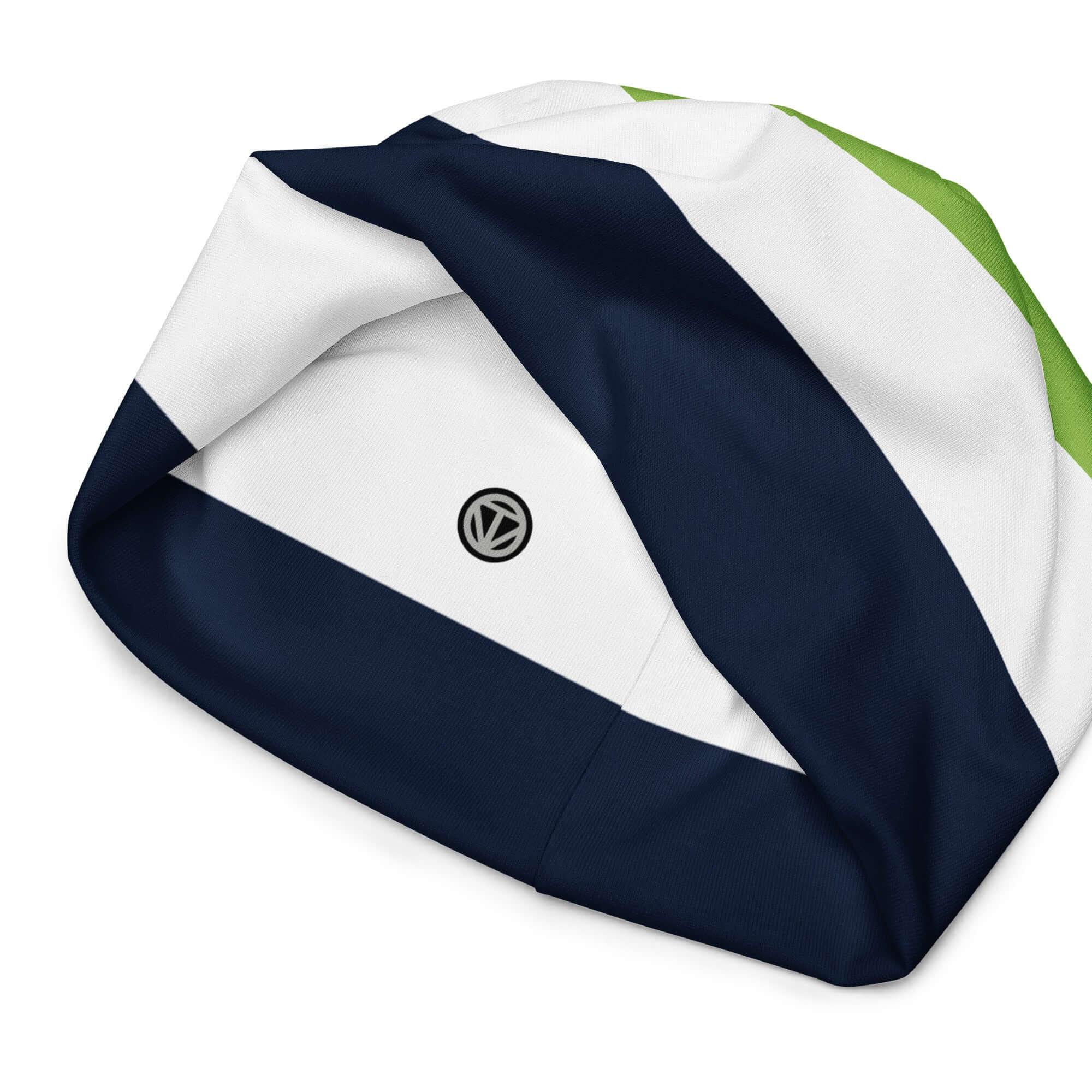 Gestreifte Beanie-Mütze mit weiß, dunkelblau und grün, kleines rundes Logo vorn