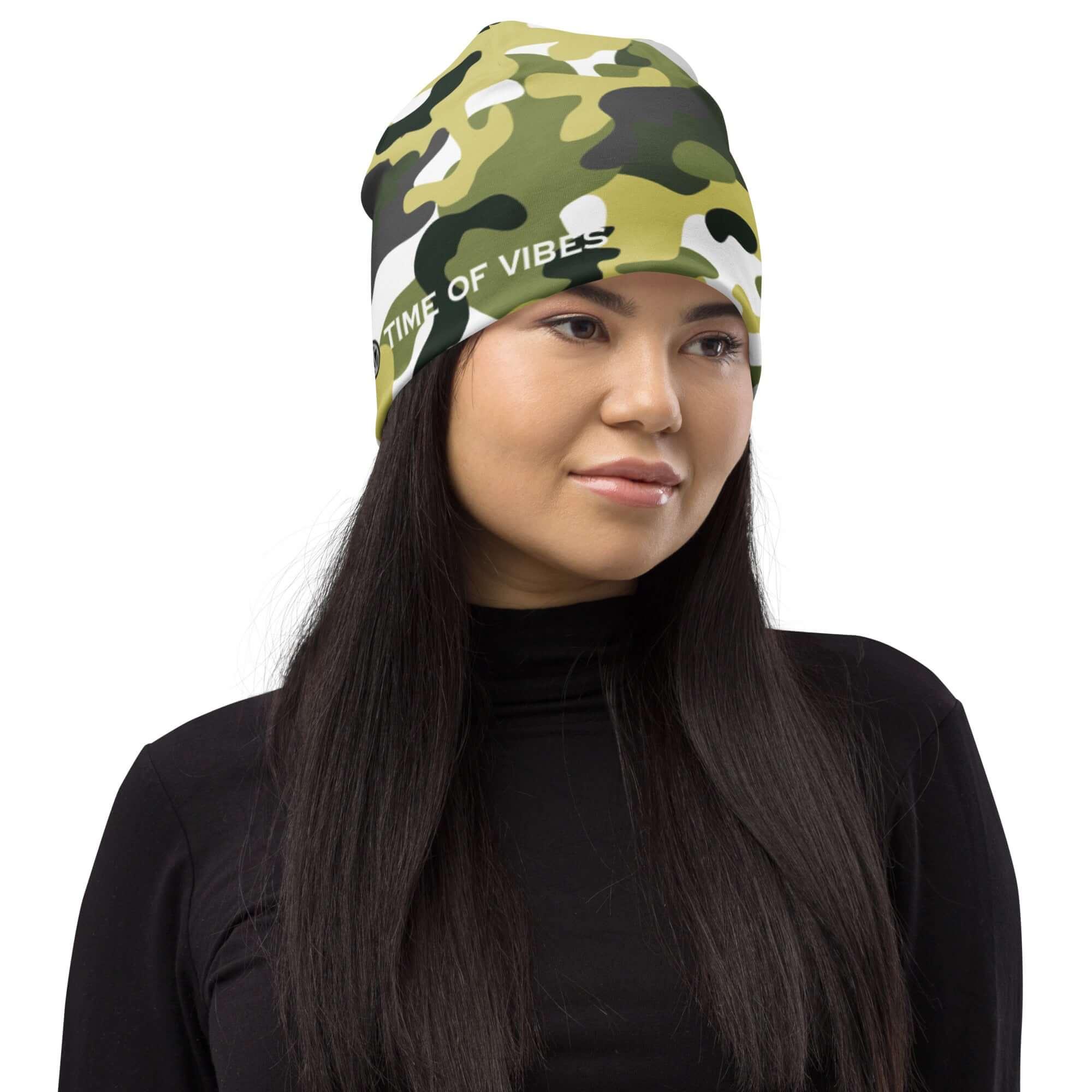 Frau mit Camouflage-Beanie und Textaufdruck, moderne Wintermütze, Modeaccessoire