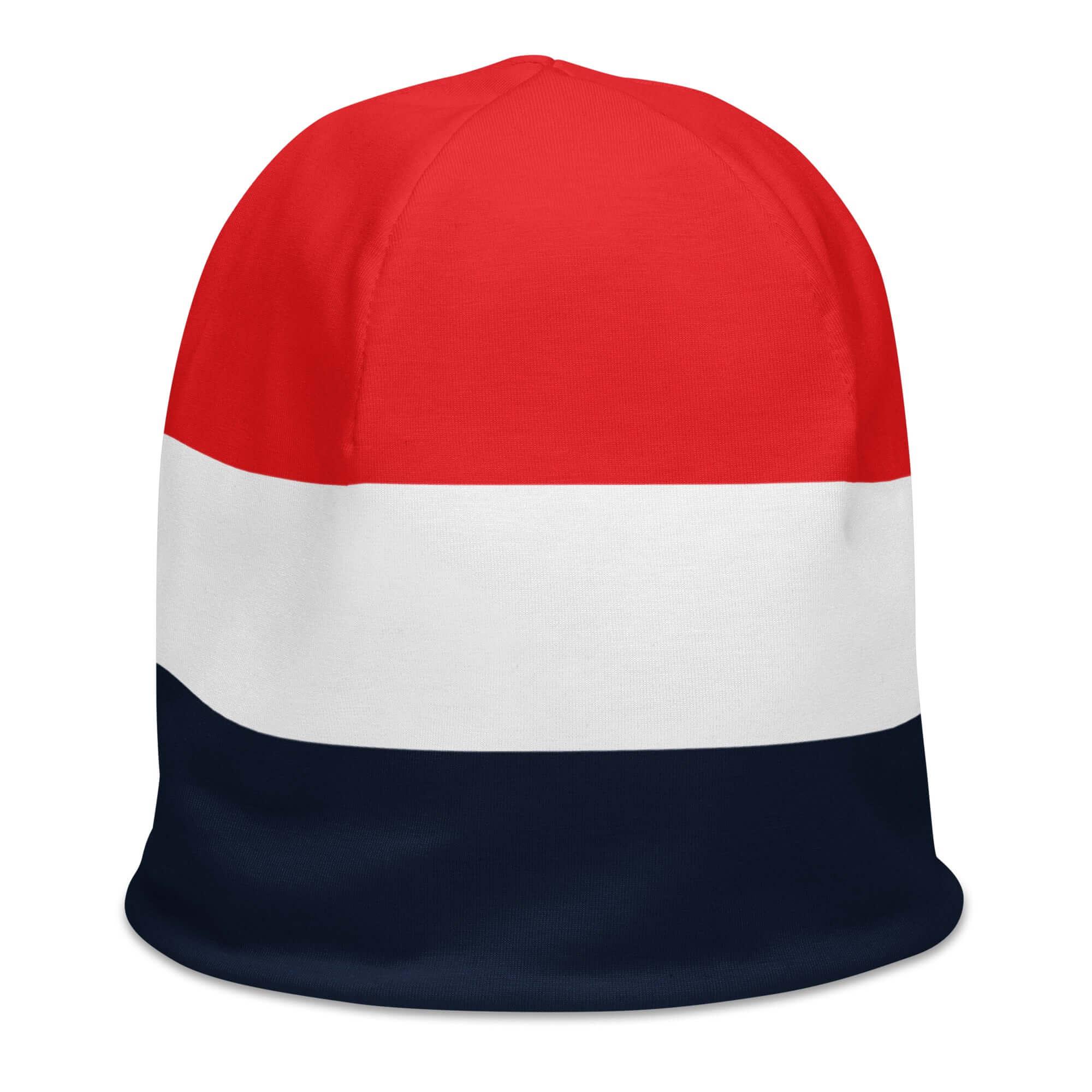 Beanie Mütze mit rot-weiß-blauem Streifenmuster, Vorderansicht auf weißem Hintergrund
