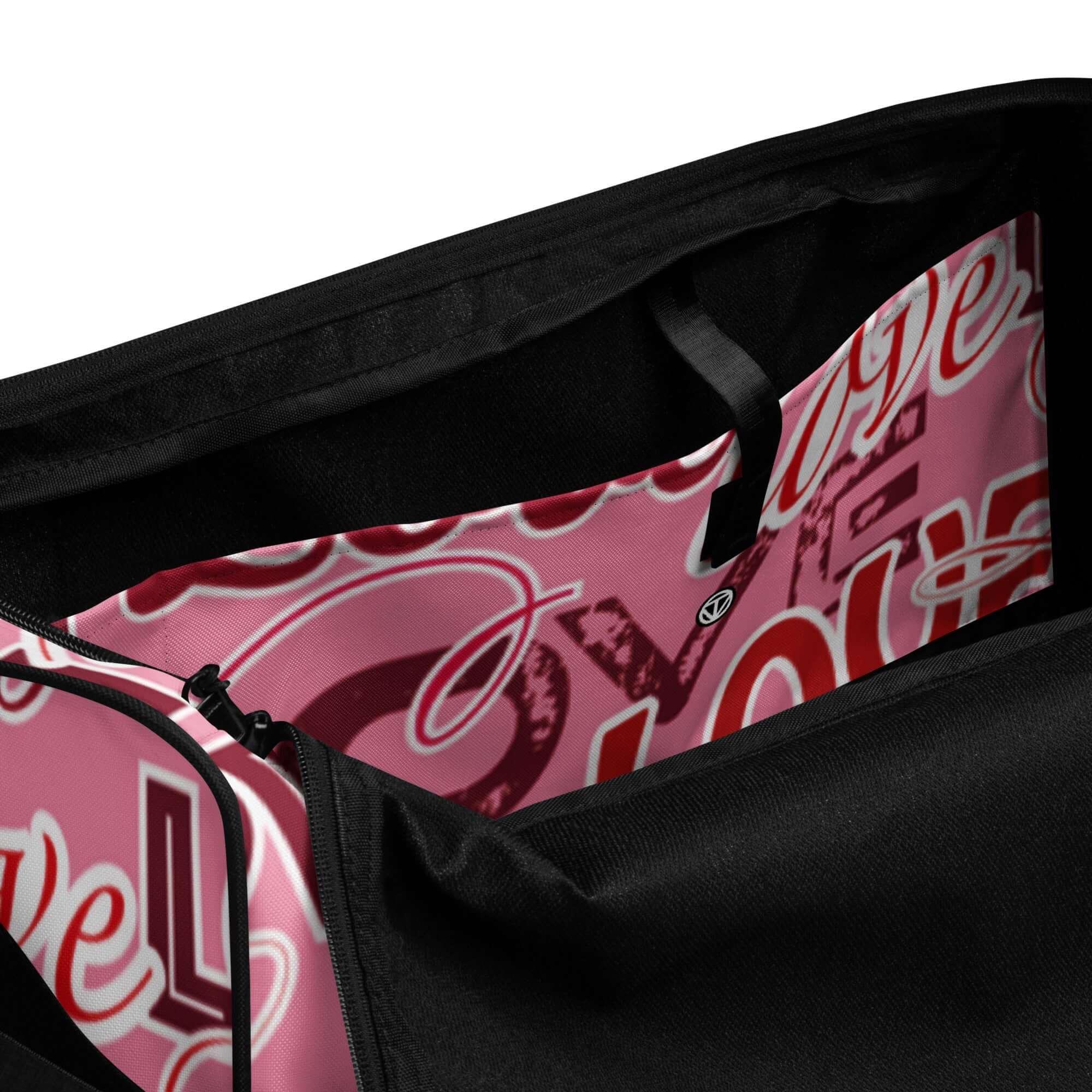 Schwarze Sporttasche mit pinkem Innenfutter und grafischem Love-Schriftzug-Design.