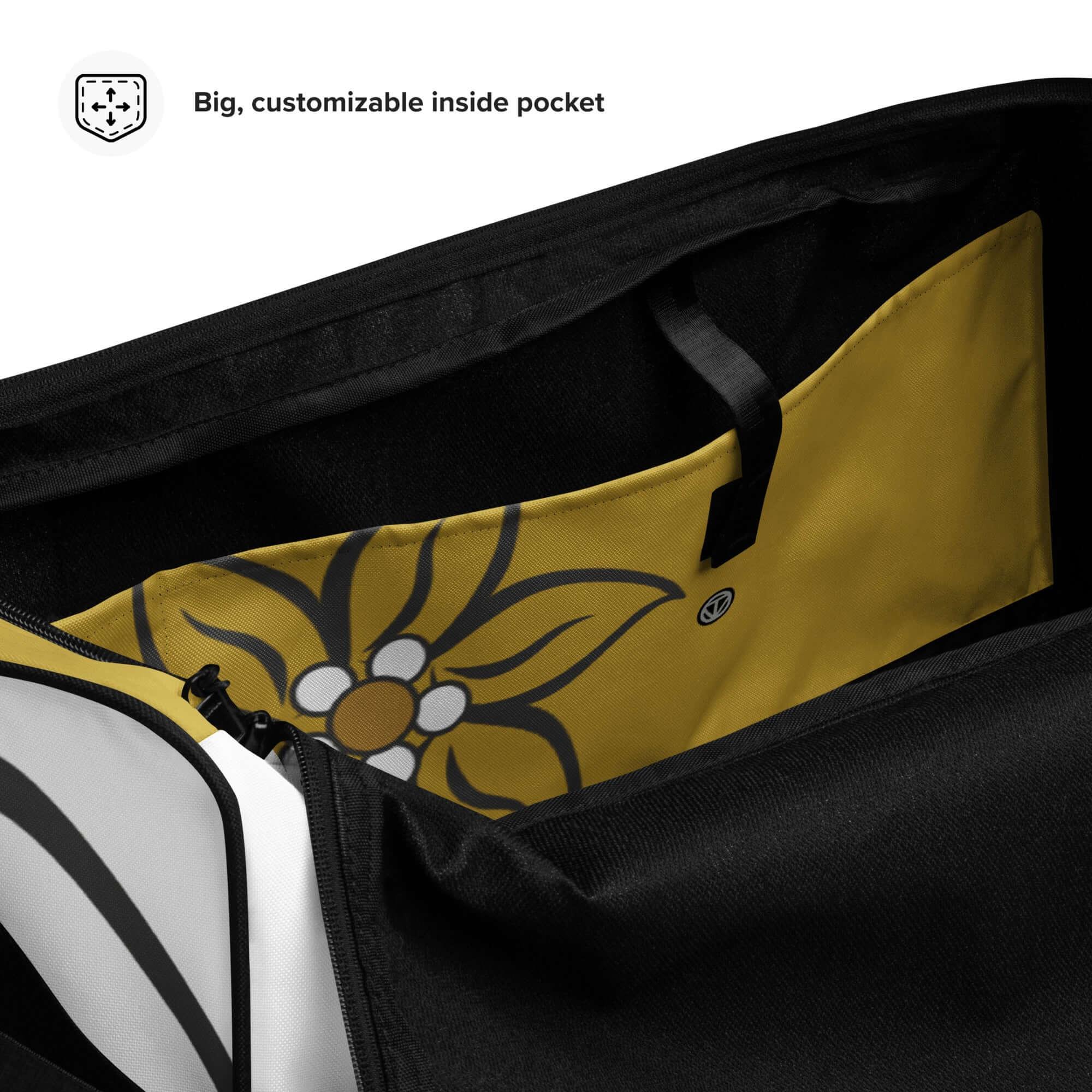 Offene schwarze Sporttasche mit großer, gelber Innentasche und Blumenmuster