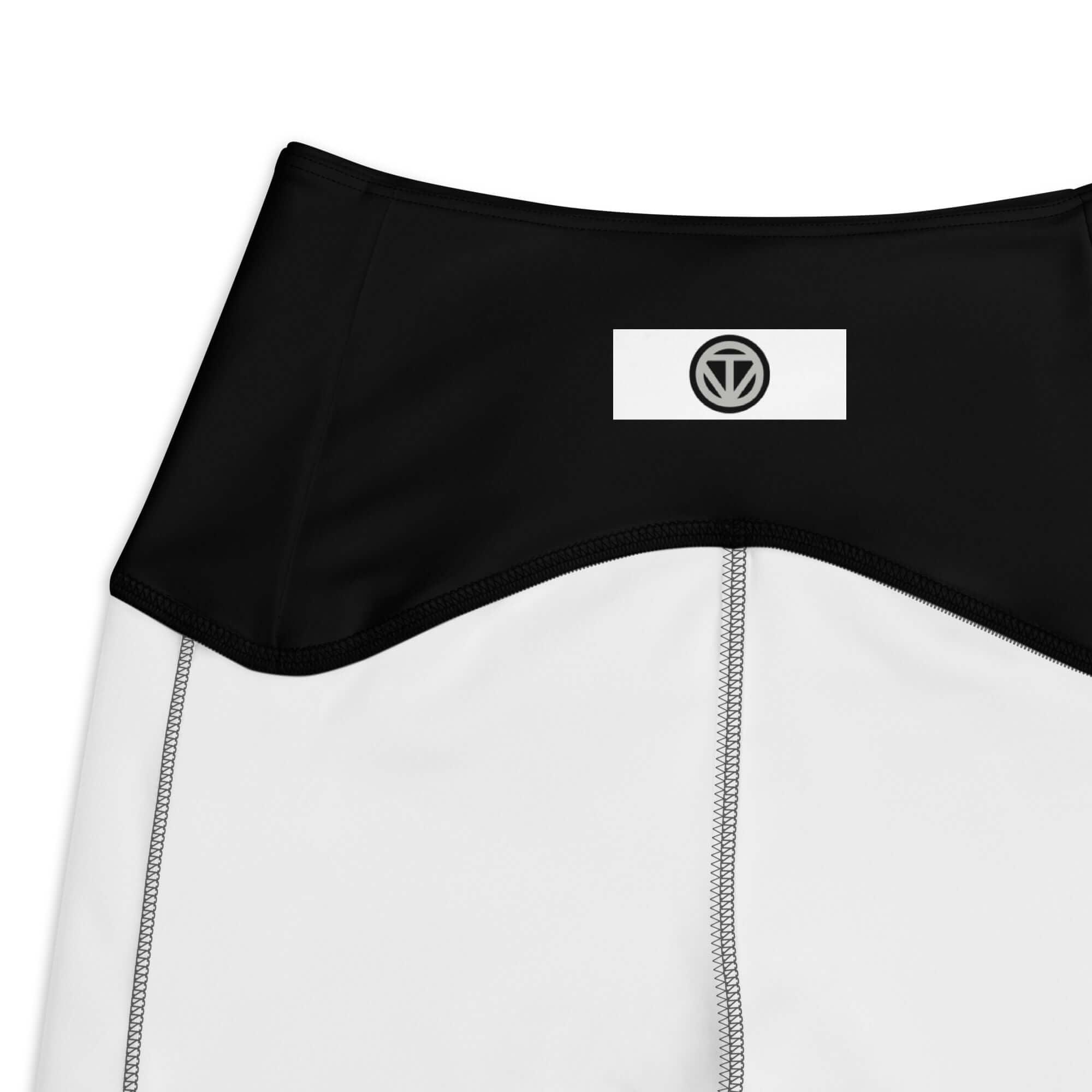 Detailansicht Leggings mit Taschen, weiß und schwarz, sichtbare Nähte, Logo am Bund
