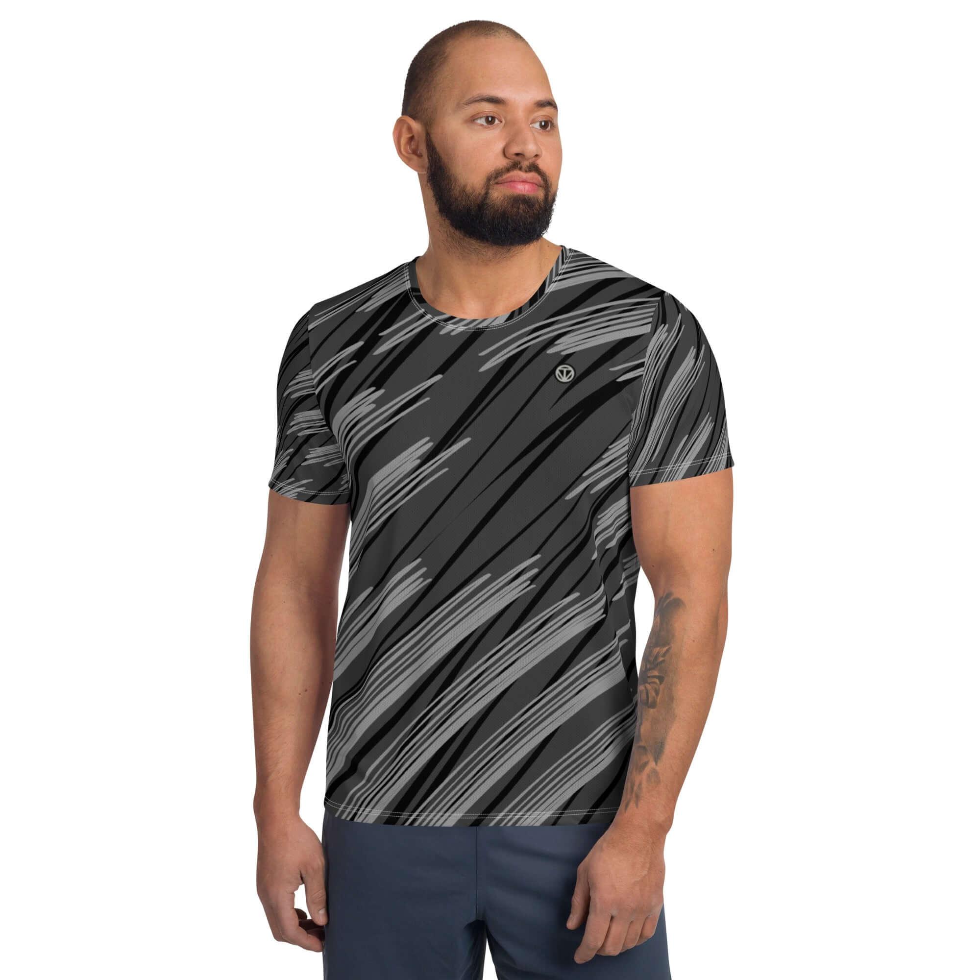 Mann im schwarzen Herren Sport T-Shirt mit grauem abstrakten Muster vor weißem Hintergrund
