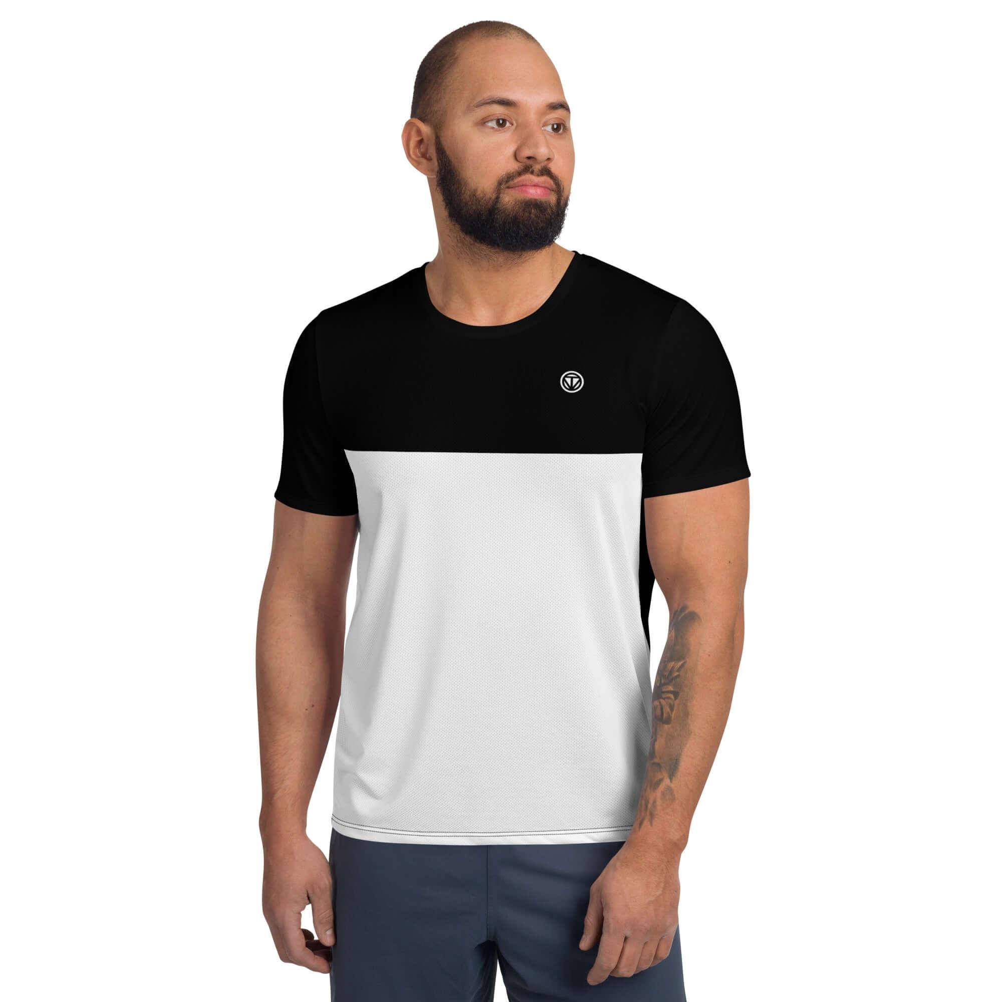 Mann trägt kurzärmeliges, zweifarbiges Sportshirt in Schwarz-Weiß mit kleinem Logo.