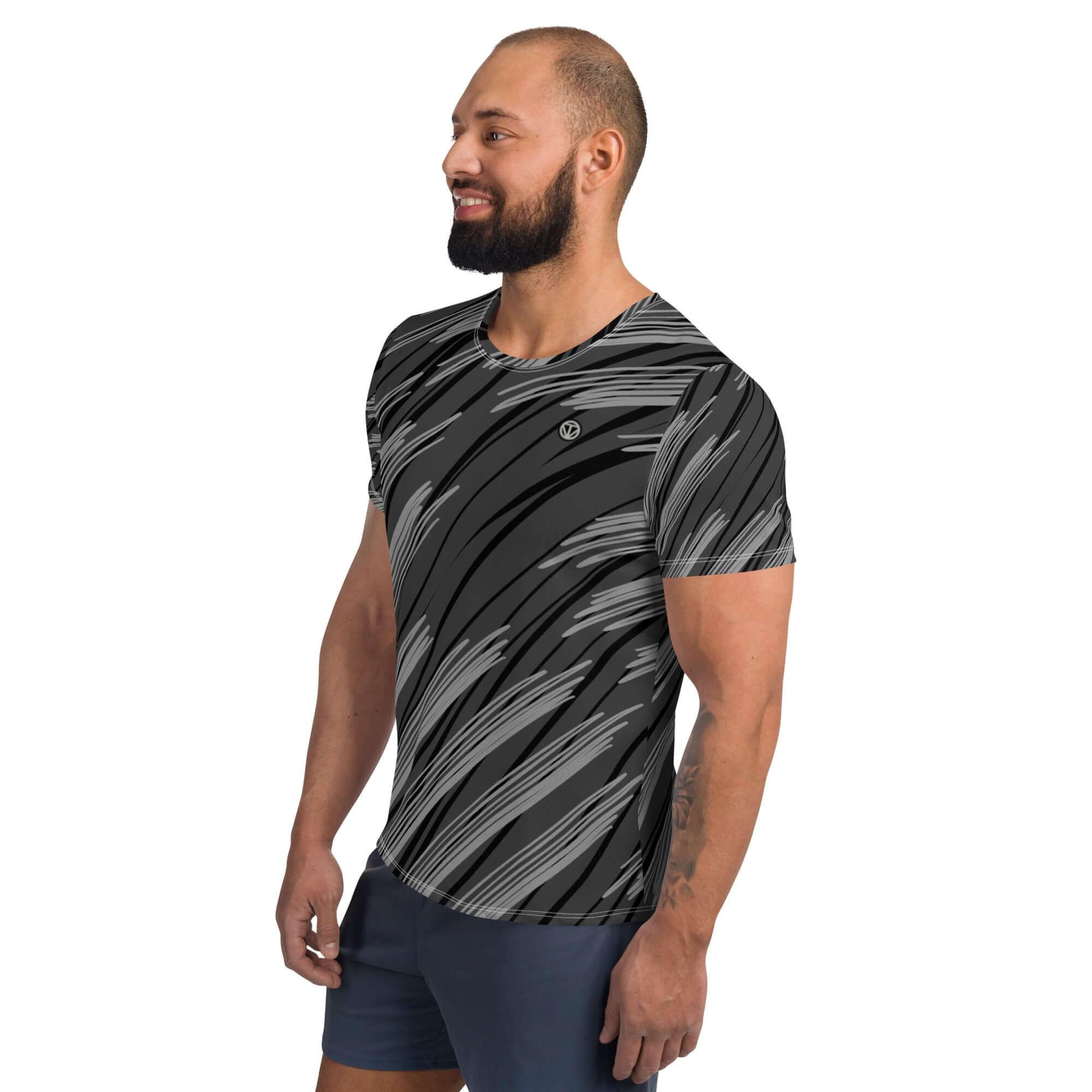 Mann trägt schwarzes Herren Athletic T-Shirt mit abstraktem Streifenmuster, Sportmode