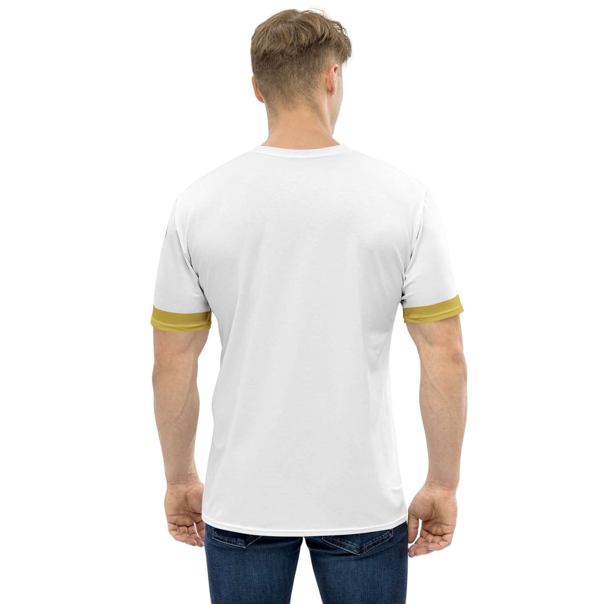 Rückansicht eines Mannes in einem weißen T-Shirt mit goldenen Ärmelbündchen