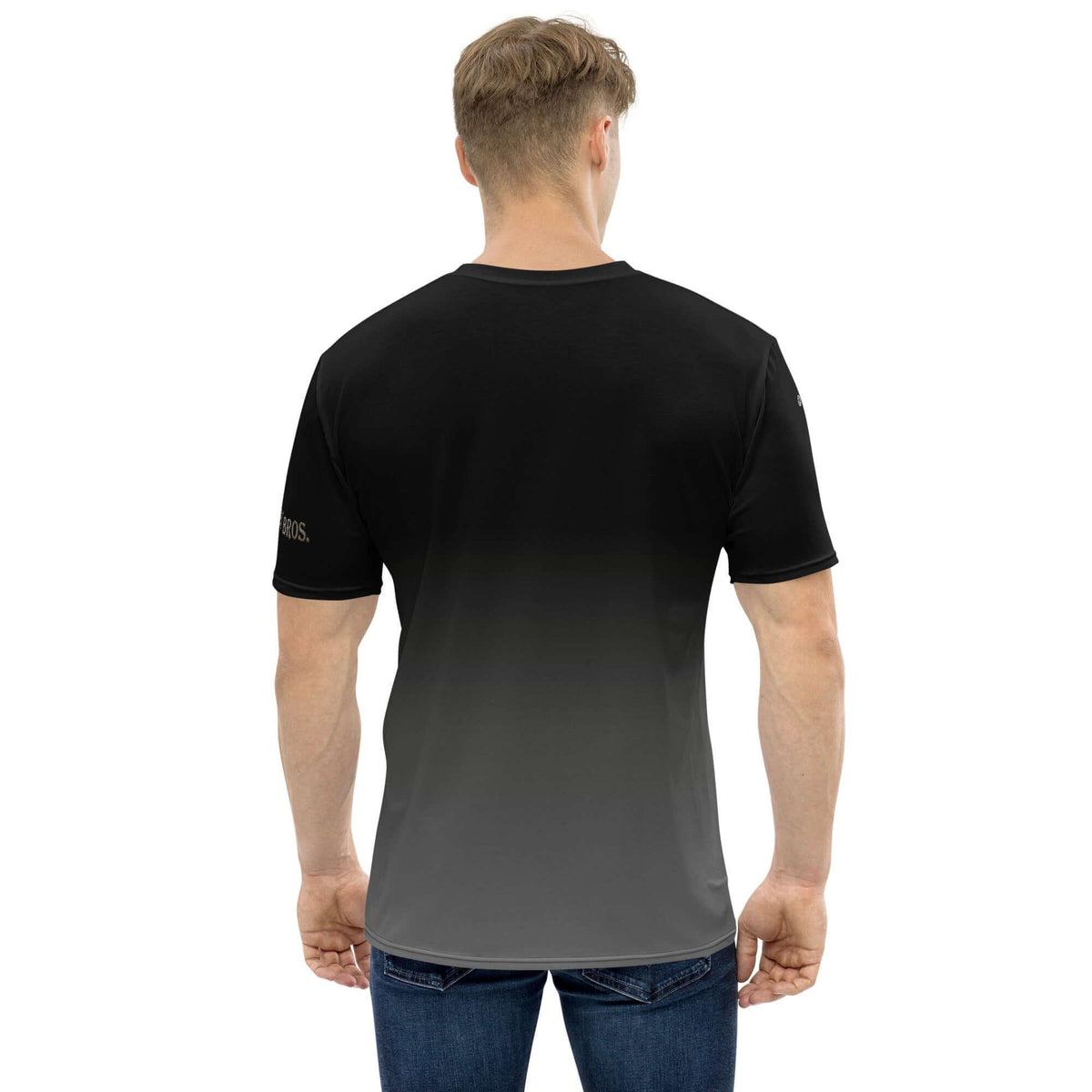 Rückansicht eines Mannes in einem T-Shirt mit schwarzem zu grauem Farbverlauf