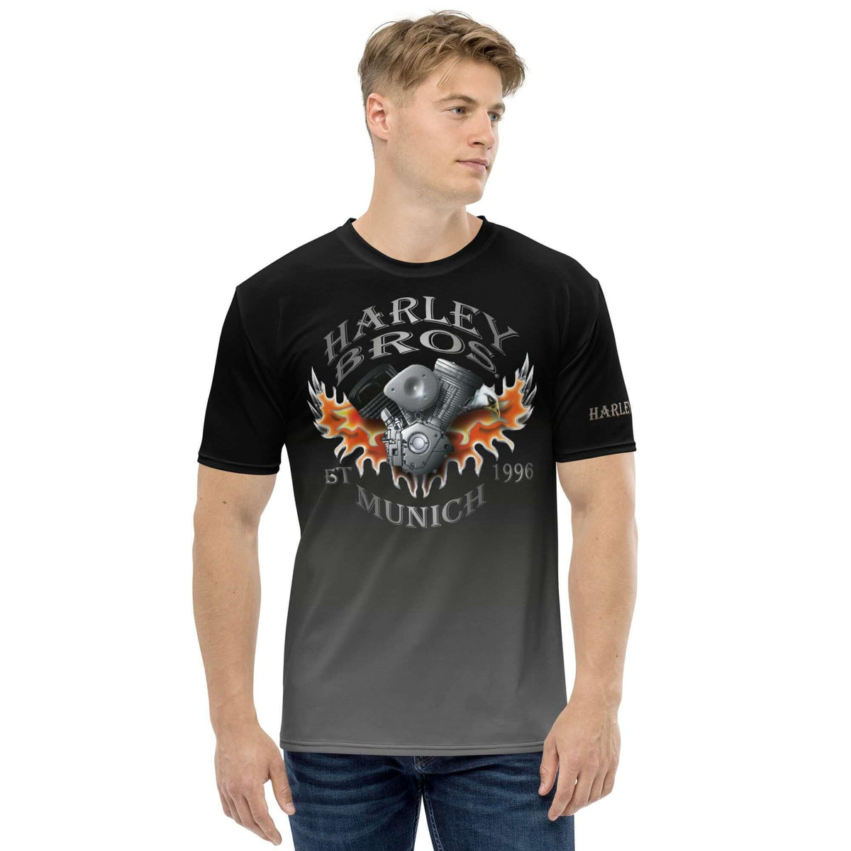 Mann in schwarzem T-Shirt mit Harley Bros Munich Motorrad-Print und Flammen-Design