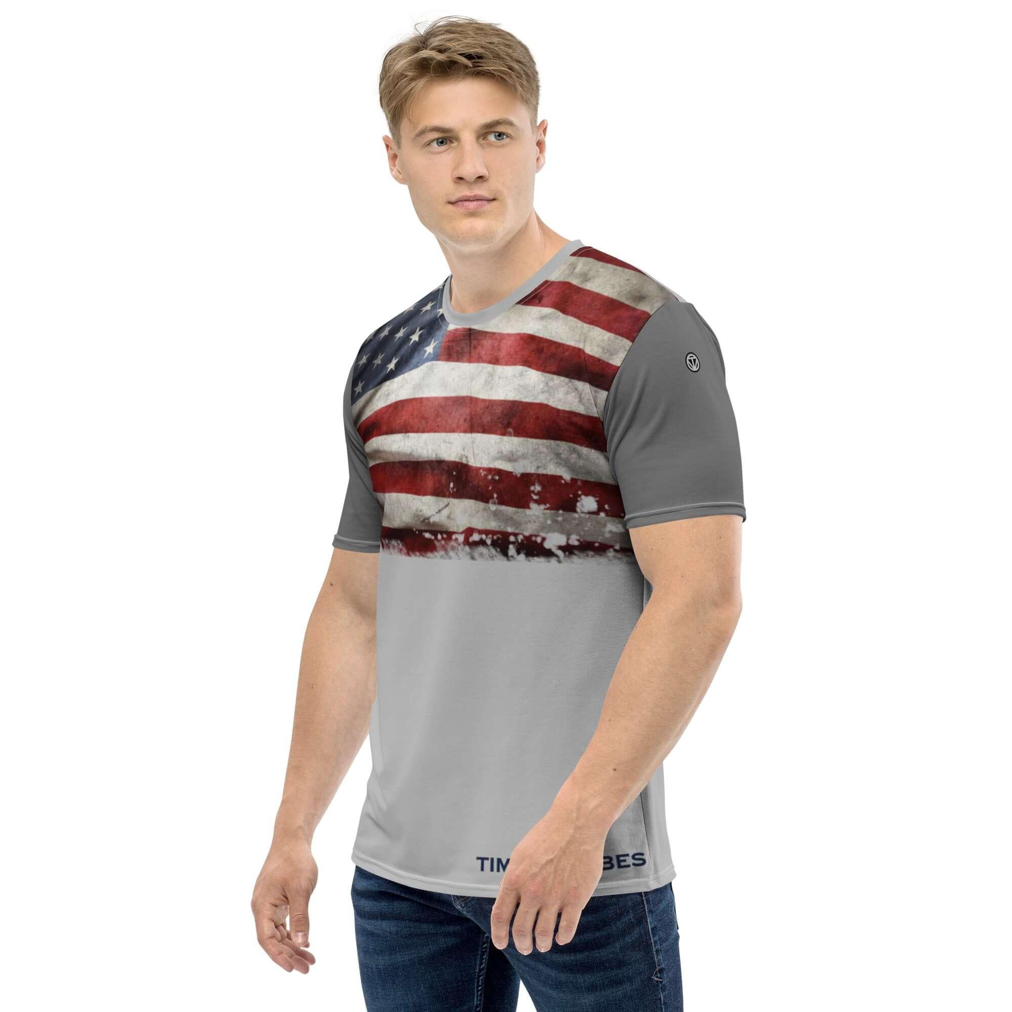 Mann trägt graues Herren-T-Shirt mit USA-Flagge, modernes Fashion-Design