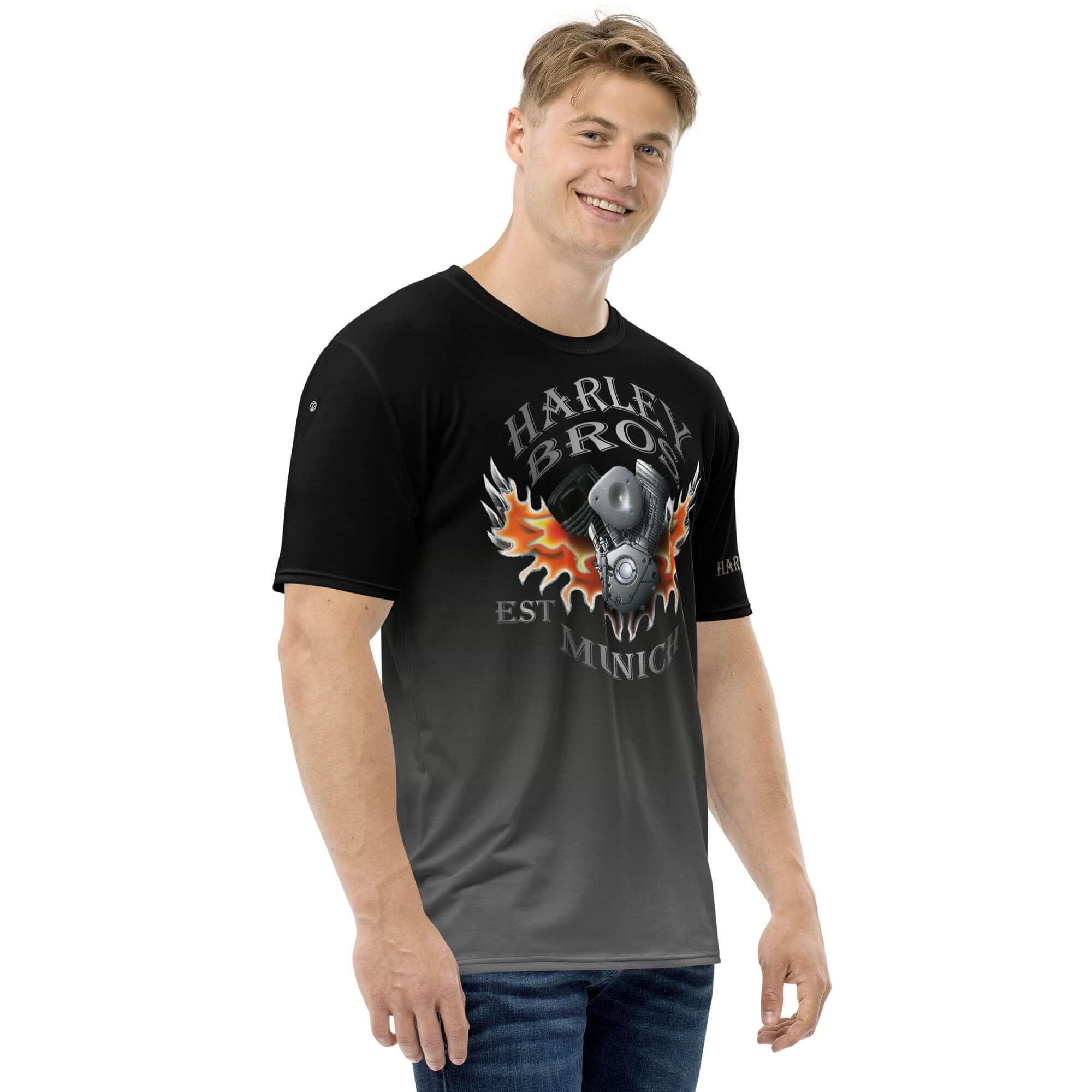 Mann trägt schwarzes T-Shirt mit Harley Bros Motor-Print und Flammen, weiße Kulisse