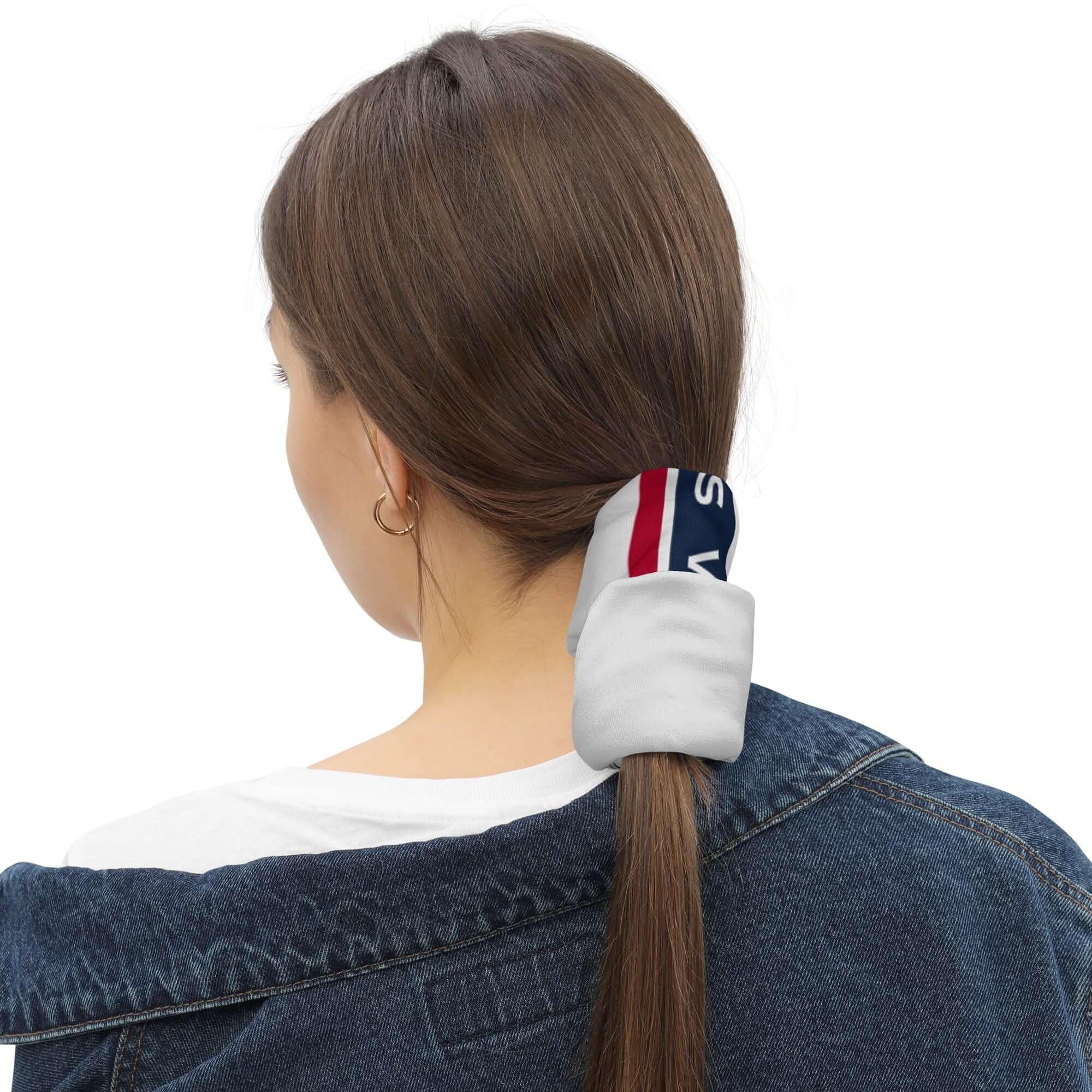 Frau von hinten mit braunen Haaren, weiße Multifunktionstuch, Jeansjacke, weißer Hintergrund