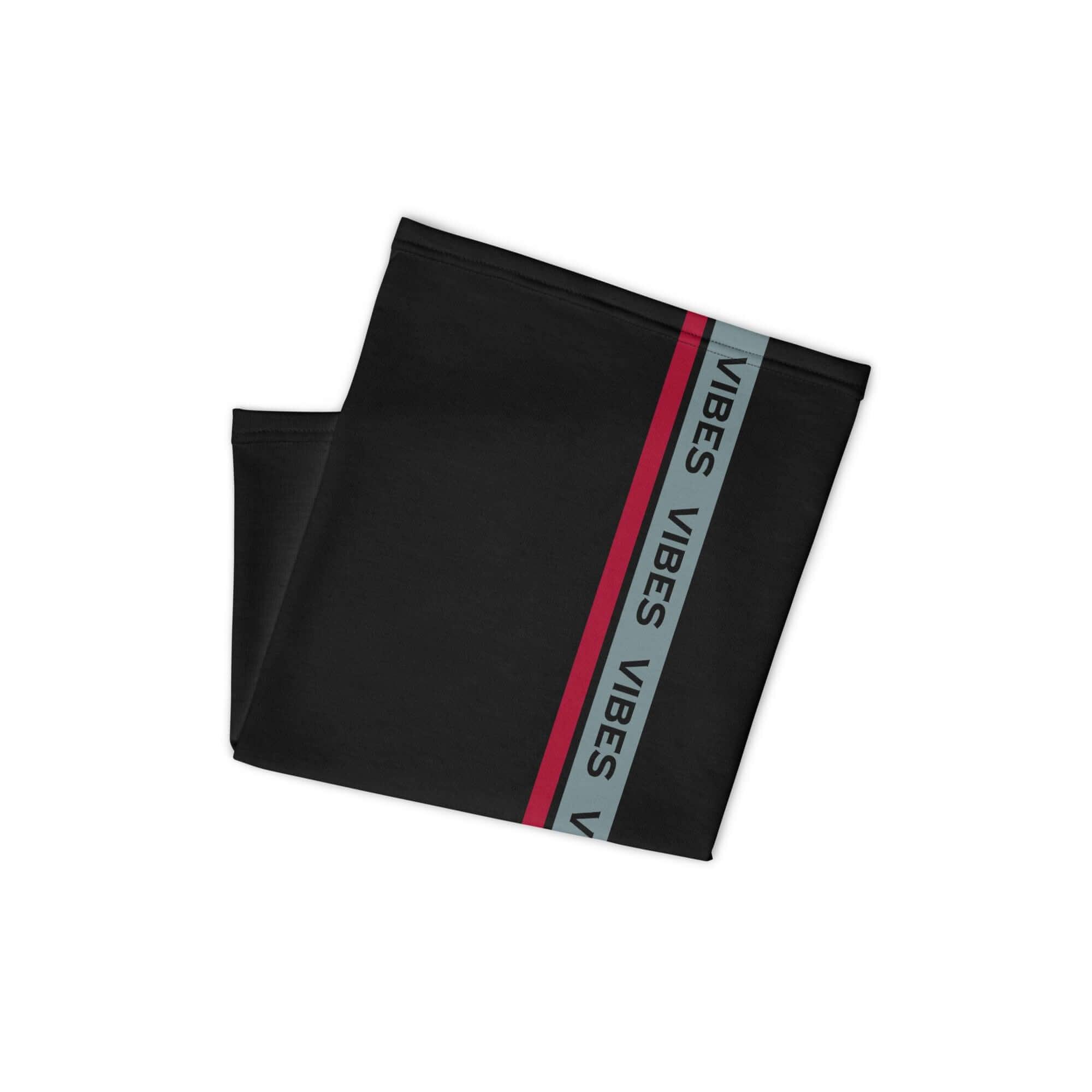 Schwarzer multifunktionaler Neck Gaiter mit rotem und grauem Streifen, Aufschrift VIBES, Accessoire, gefaltet