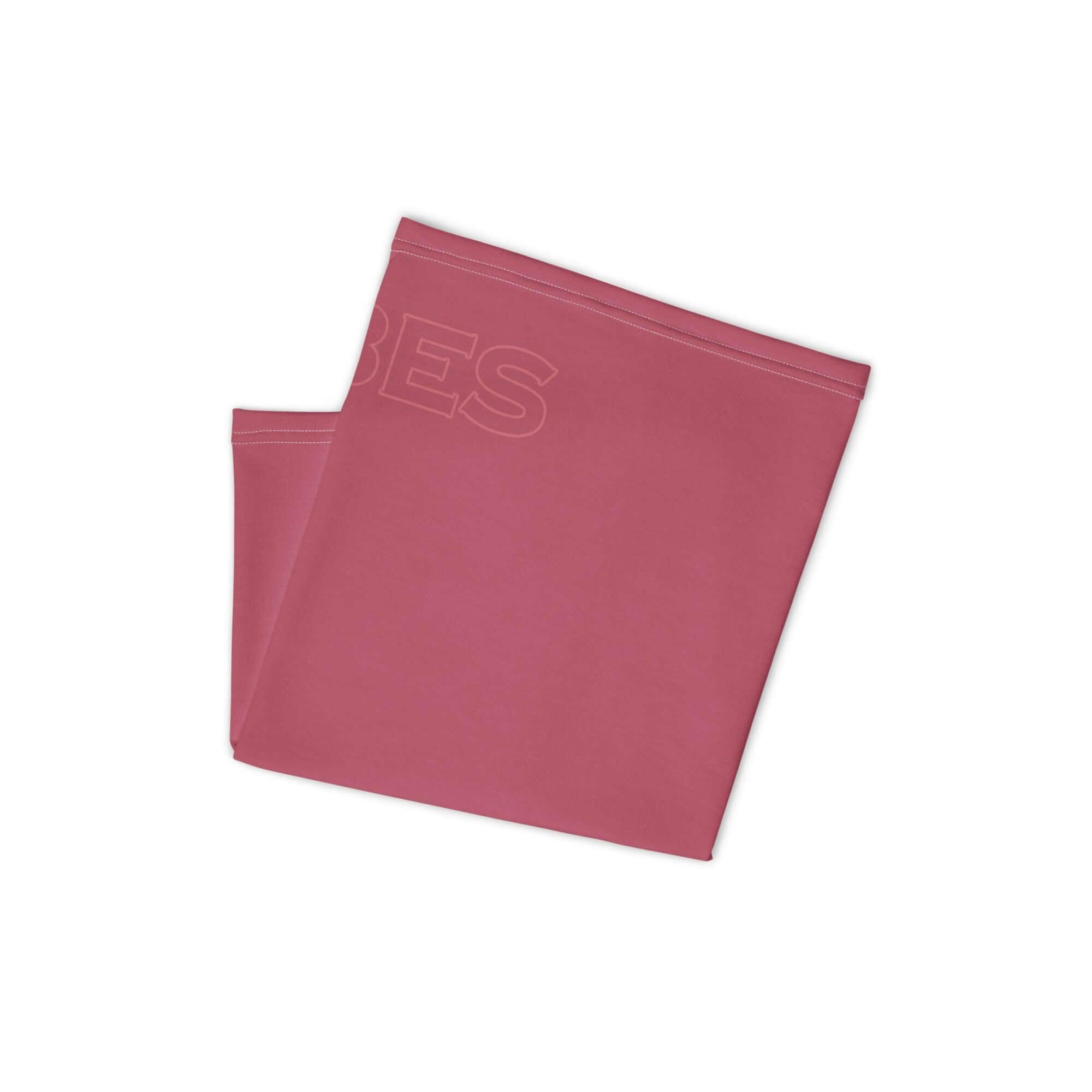 Gefaltetes rosa Multifunktionstuch mit dezentem Schriftzug, isoliert auf weißem Hintergrund.